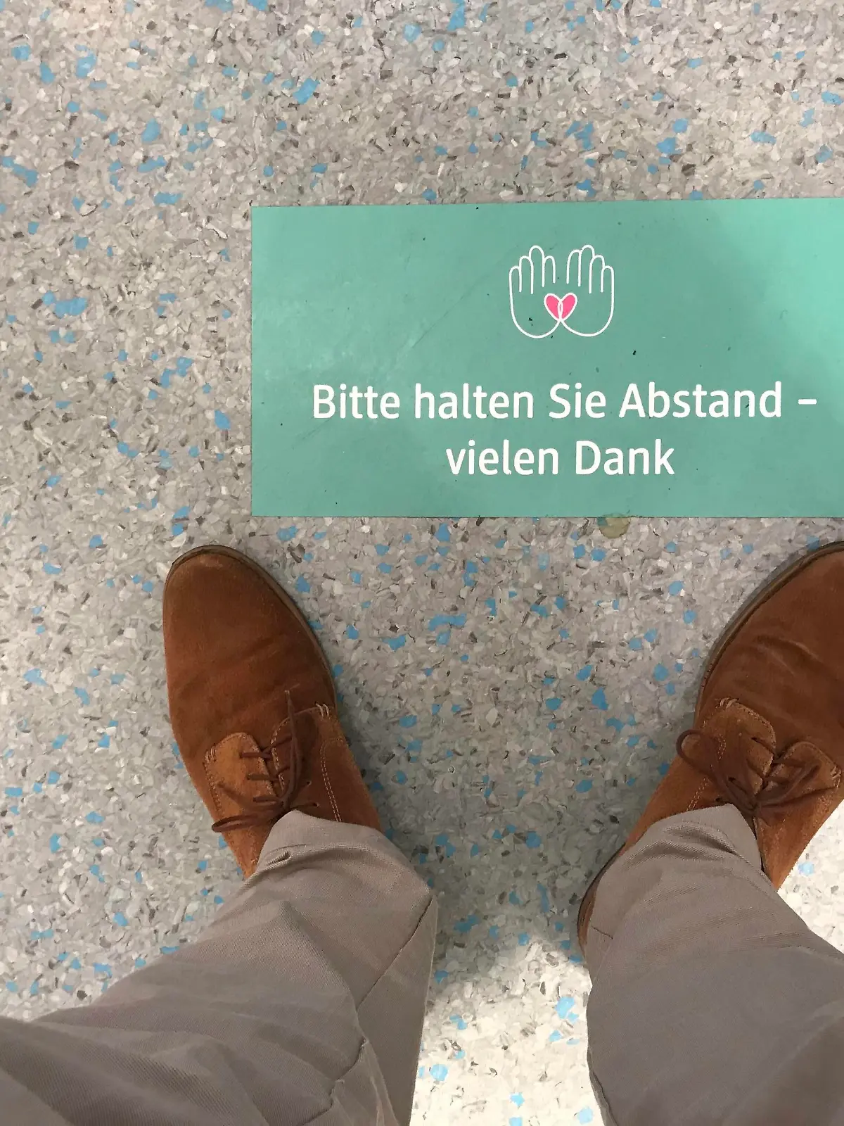 "Bitte Abstand halten" - Die Corona-Hygieneregeln sind inzwischen Alltag, doch nicht jeder möchte sie beachten.