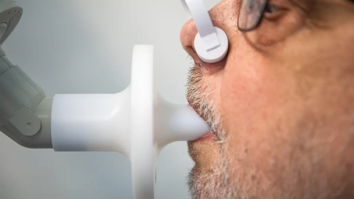 PRODUKTION - 27.07.2021, Niedersachsen, Bad Rothenfelde: Reinhard Janzen sitzt zur Überprüfung seiner Lungenfunktion in einem Bodyplethysmographen. In der Klinik am Teutoburger Wald werden Long-Covid-Patienten behandelt. (zu dpa «Aus dem Leben geworfen - Reha für Menschen mit Long Covid») Foto: Sina Schuldt/dpa +++ dpa-Bildfunk +++