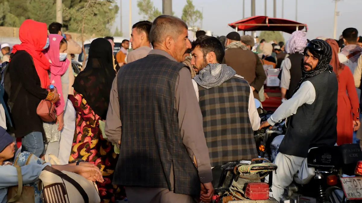 Afghanistan Taliban 6633751 25.08.2021 Afghan people who want to leave the country wait around Hamid Karzai International Airport in Kabul, Afghanistan. The Taliban offensive across Afghanistan was completed on August 15 by the seizure of Kabul. Ashraf Ghani resigned from the presidential post and left the country. The movement declared the end of the years-long war. Stringer / Sputnik Kabul Afghanistan PUBLICATIONxINxGERxSUIxAUTxONLY Copyright: xStringerx