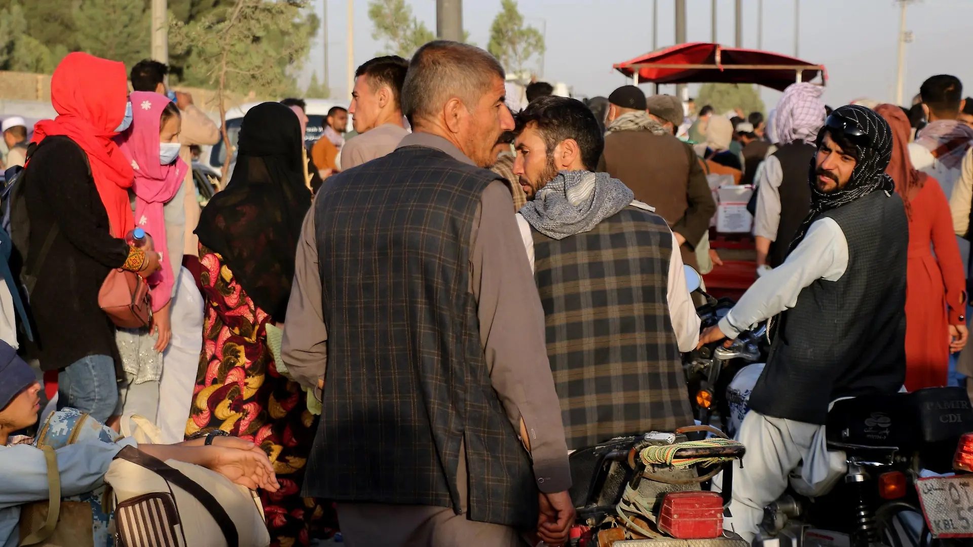 Afghanistan Taliban 6633751 25.08.2021 Afghan people who want to leave the country wait around Hamid Karzai International Airport in Kabul, Afghanistan. The Taliban offensive across Afghanistan was completed on August 15 by the seizure of Kabul. Ashraf Ghani resigned from the presidential post and left the country. The movement declared the end of the years-long war. Stringer / Sputnik Kabul Afghanistan PUBLICATIONxINxGERxSUIxAUTxONLY Copyright: xStringerx