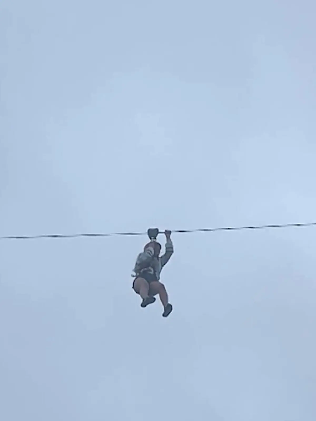 Dieser Freizeitparkbesuch hat sich ein Urlauber auf den Philippinen in Tagaytay City wohl auch anders vorgestellt. Mit der Zipline 300 Meter lang eine wunderschöne Aussicht genießen - wäre da doch nur nicht der starke Wind gewesen. Der sorgt nämlich dafür, dass der Tourist stecken bleibt. Mit bloßen Händen versucht er sich anzuschieben - bis endlich ein Mitarbeiter zur Rettung eilt.