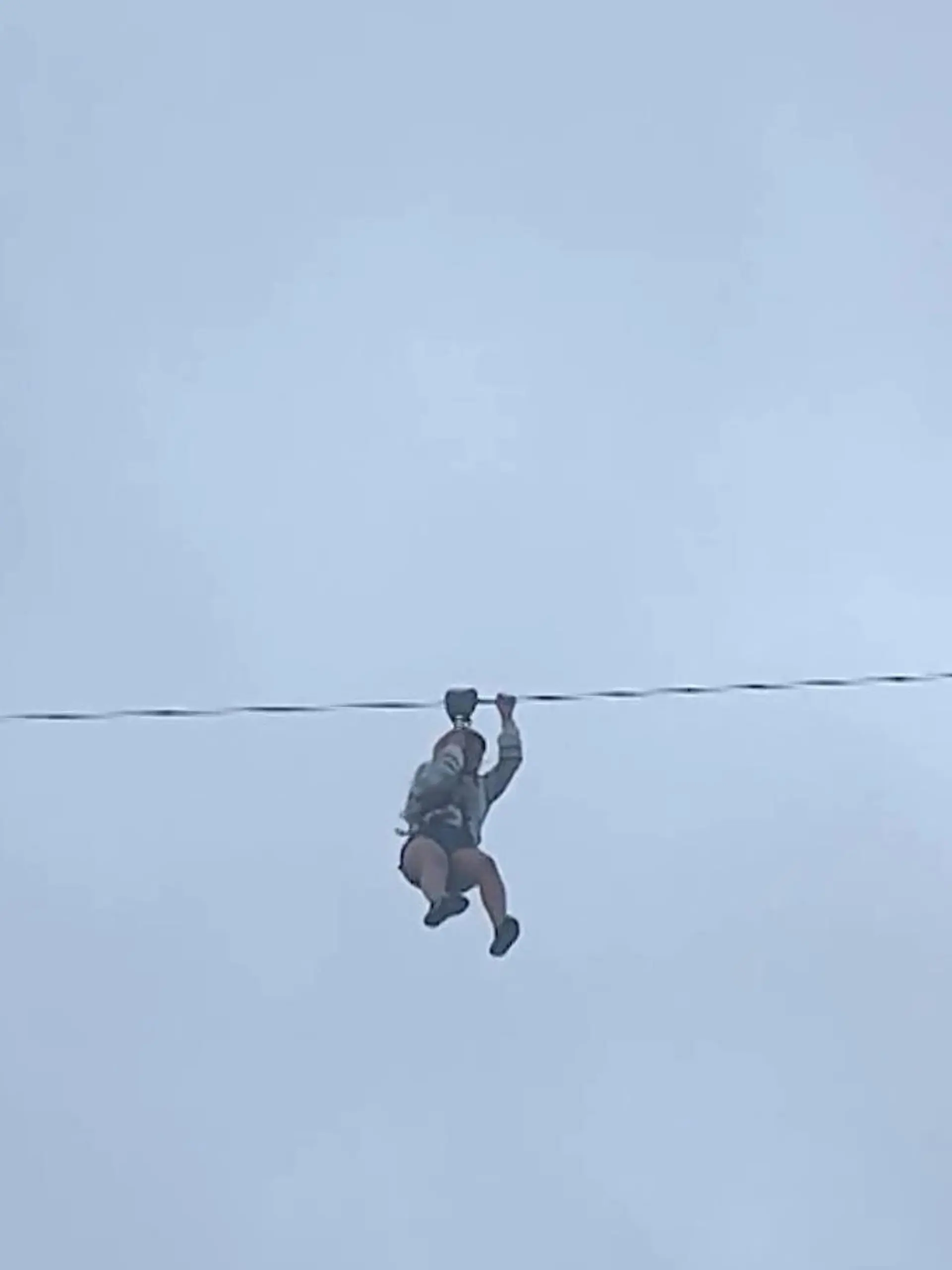 Dieser Freizeitparkbesuch hat sich ein Urlauber auf den Philippinen in Tagaytay City wohl auch anders vorgestellt. Mit der Zipline 300 Meter lang eine wunderschöne Aussicht genießen - wäre da doch nur nicht der starke Wind gewesen. Der sorgt nämlich dafür, dass der Tourist stecken bleibt. Mit bloßen Händen versucht er sich anzuschieben - bis endlich ein Mitarbeiter zur Rettung eilt.