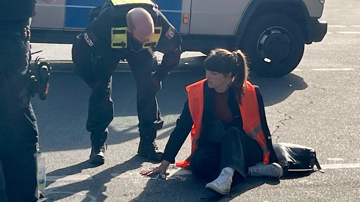 15.05.2023, Berlin: Carla Hinrichs, Klimaaktivisten und Sprecherin der Letzten Generation blockiert zusammen mit weiteren Aktivisten die A100 am
Hohenzollerndamm. An 15 Örtlichkeiten in Berlin blockiert die Letzte Generation am Montag den Verkehr. Wie viele Menschen an den Blockaden beteiligt seien, könne man noch nicht abschätzen, sagte eine Polizeisprecherin am Montagmorgen. Foto: Julius-Christian Schreiner/Tnn/dpa +++ dpa-Bildfunk +++