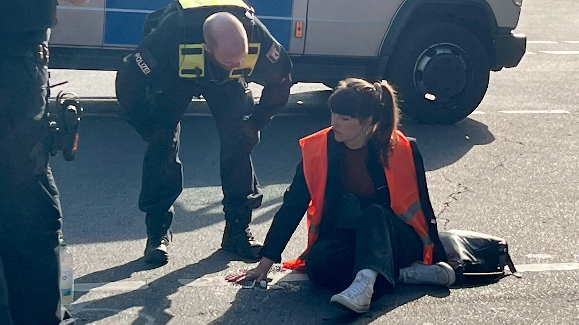 15.05.2023, Berlin: Carla Hinrichs, Klimaaktivisten und Sprecherin der Letzten Generation blockiert zusammen mit weiteren Aktivisten die A100 am 
Hohenzollerndamm.  An 15 Örtlichkeiten in Berlin blockiert die Letzte Generation am Montag den Verkehr. Wie viele Menschen an den Blockaden beteiligt seien, könne man noch nicht abschätzen, sagte eine Polizeisprecherin am Montagmorgen. Foto: Julius-Christian Schreiner/Tnn/dpa +++ dpa-Bildfunk +++