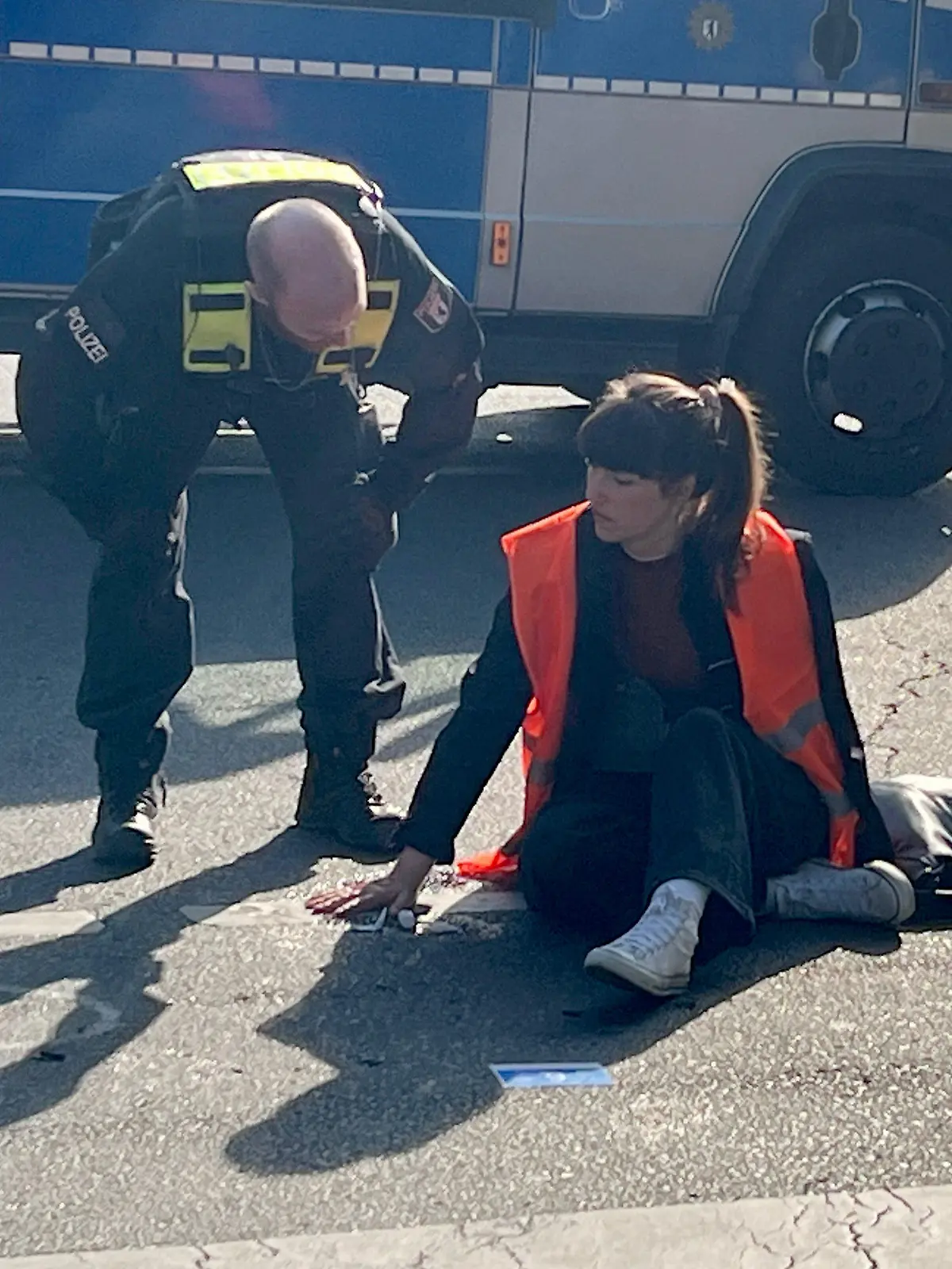 15.05.2023, Berlin: Carla Hinrichs, Klimaaktivisten und Sprecherin der Letzten Generation blockiert zusammen mit weiteren Aktivisten die A100 am 
Hohenzollerndamm.  An 15 Örtlichkeiten in Berlin blockiert die Letzte Generation am Montag den Verkehr. Wie viele Menschen an den Blockaden beteiligt seien, könne man noch nicht abschätzen, sagte eine Polizeisprecherin am Montagmorgen. Foto: Julius-Christian Schreiner/Tnn/dpa +++ dpa-Bildfunk +++