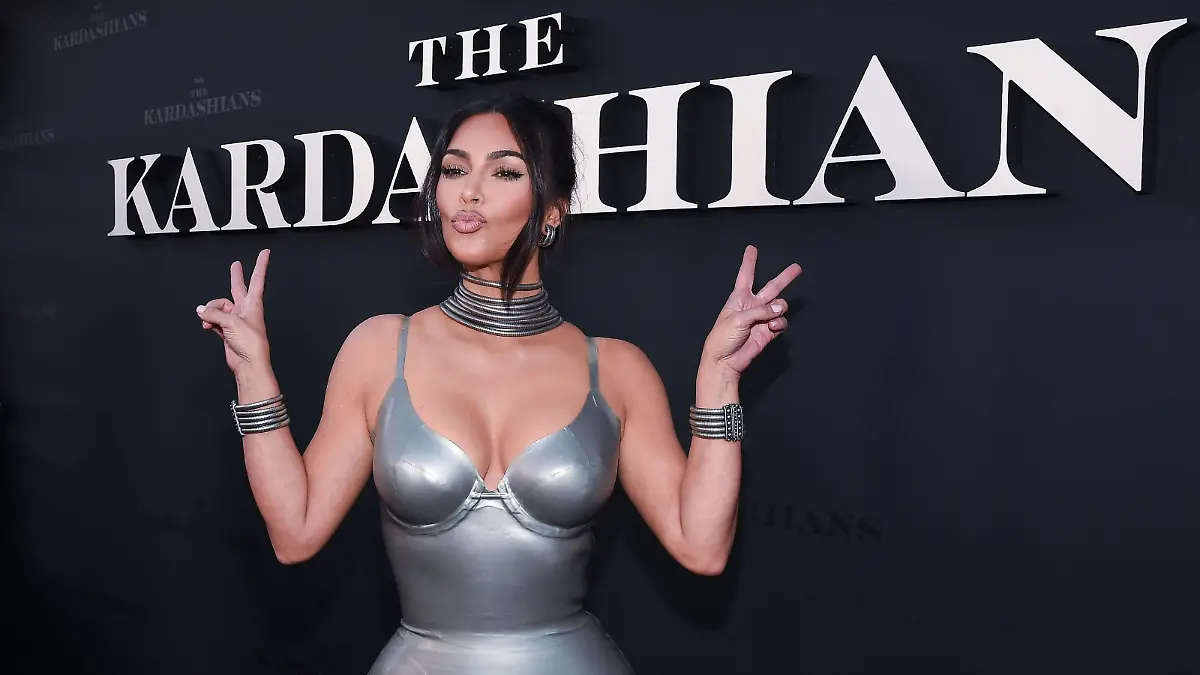  Los Angeles Premiere Of Hulu s The Kardashians FOR EDITORIAL USE ONLY In this handout photo provided by Hulu/The Walt Disney Company, Kim Kardashian wearing a custom Thierry Mugler latex dress that was designed exclusively by Thierry before he passed away arrives at the Los Angeles Premiere Of Hulu s The Kardashians held at Goya Studios on April 7, 2022 in Hollywood, Los Angeles, California, United States. Goya Studios, Hollywood, Los Angeles, California California United States PUBLICATIONxNOTxINxFRA Copyright: xImagexPressxAgencyx originalFilename: collin-losangel220408_npWSq.jpg