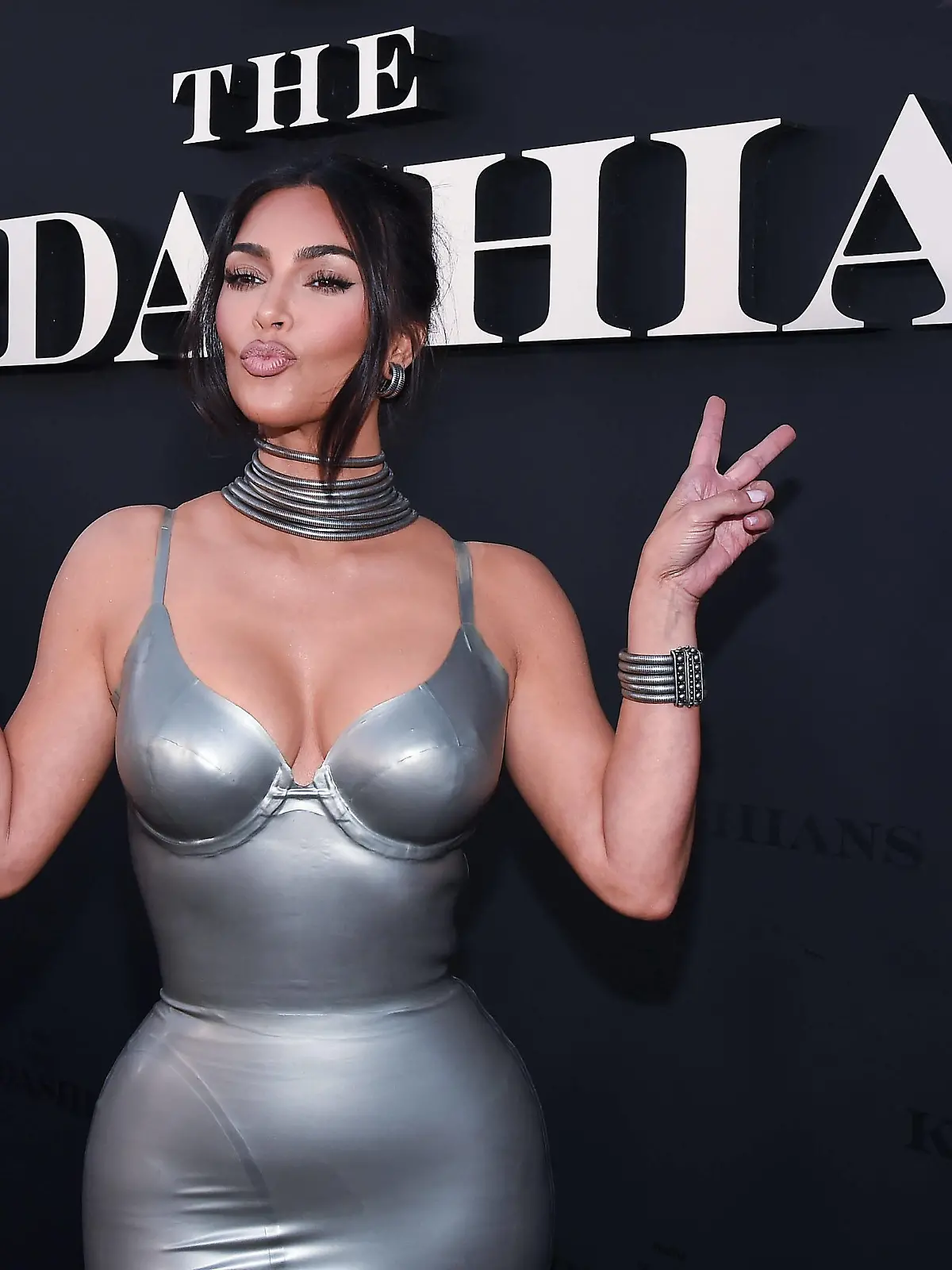  Los Angeles Premiere Of Hulu s The Kardashians FOR EDITORIAL USE ONLY In this handout photo provided by Hulu/The Walt Disney Company, Kim Kardashian wearing a custom Thierry Mugler latex dress that was designed exclusively by Thierry before he passed away arrives at the Los Angeles Premiere Of Hulu s The Kardashians held at Goya Studios on April 7, 2022 in Hollywood, Los Angeles, California, United States. Goya Studios, Hollywood, Los Angeles, California California United States PUBLICATIONxNOTxINxFRA Copyright: xImagexPressxAgencyx originalFilename: collin-losangel220408_npWSq.jpg