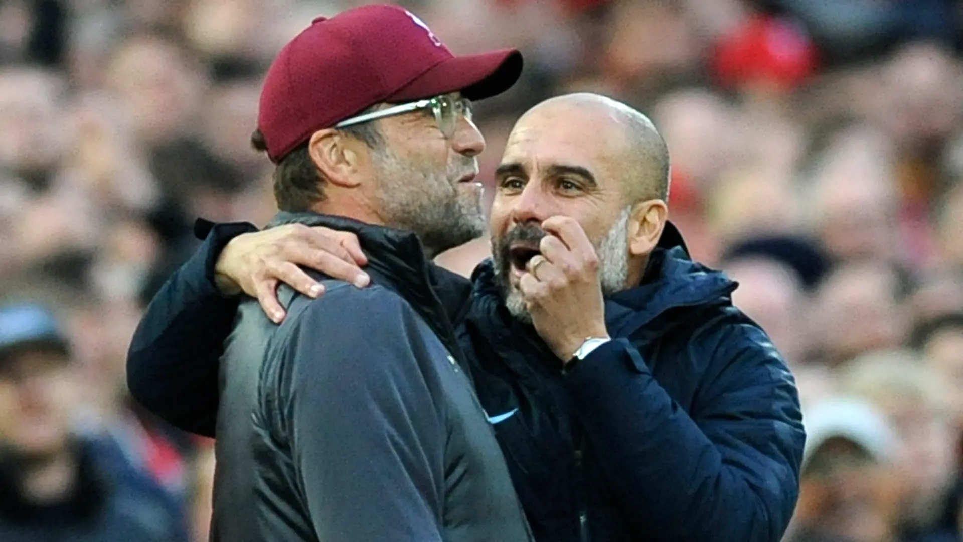 ARCHIV - 07.10.2018, Großbritannien, Liverpool: Fußball: Premier League, England, 8. Spieltag, FC Liverpool - Manchester City im Anfield Stadion. Pep Guardiola (r), Trainer von Manchester City, spricht mit Jürgen Klopp, Trainer des FC Liverpool. In England ist das Top-Duell der Trainer Klopp und Guardiola in diesem Jahr tabellarisch kein Spitzenspiel. Foto: Rui Vieira/AP/dpa +++ dpa-Bildfunk +++