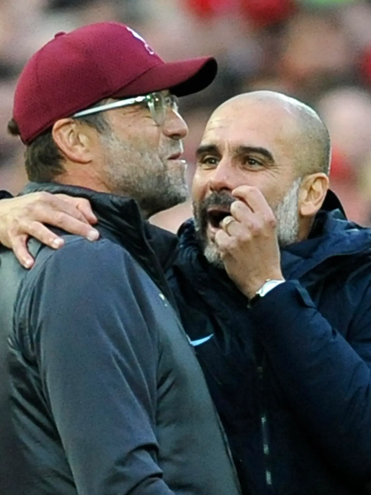 ARCHIV - 07.10.2018, Großbritannien, Liverpool: Fußball: Premier League, England, 8. Spieltag, FC Liverpool - Manchester City im Anfield Stadion. Pep Guardiola (r), Trainer von Manchester City, spricht mit Jürgen Klopp, Trainer des FC Liverpool. In England ist das Top-Duell der Trainer Klopp und Guardiola in diesem Jahr tabellarisch kein Spitzenspiel. Foto: Rui Vieira/AP/dpa +++ dpa-Bildfunk +++