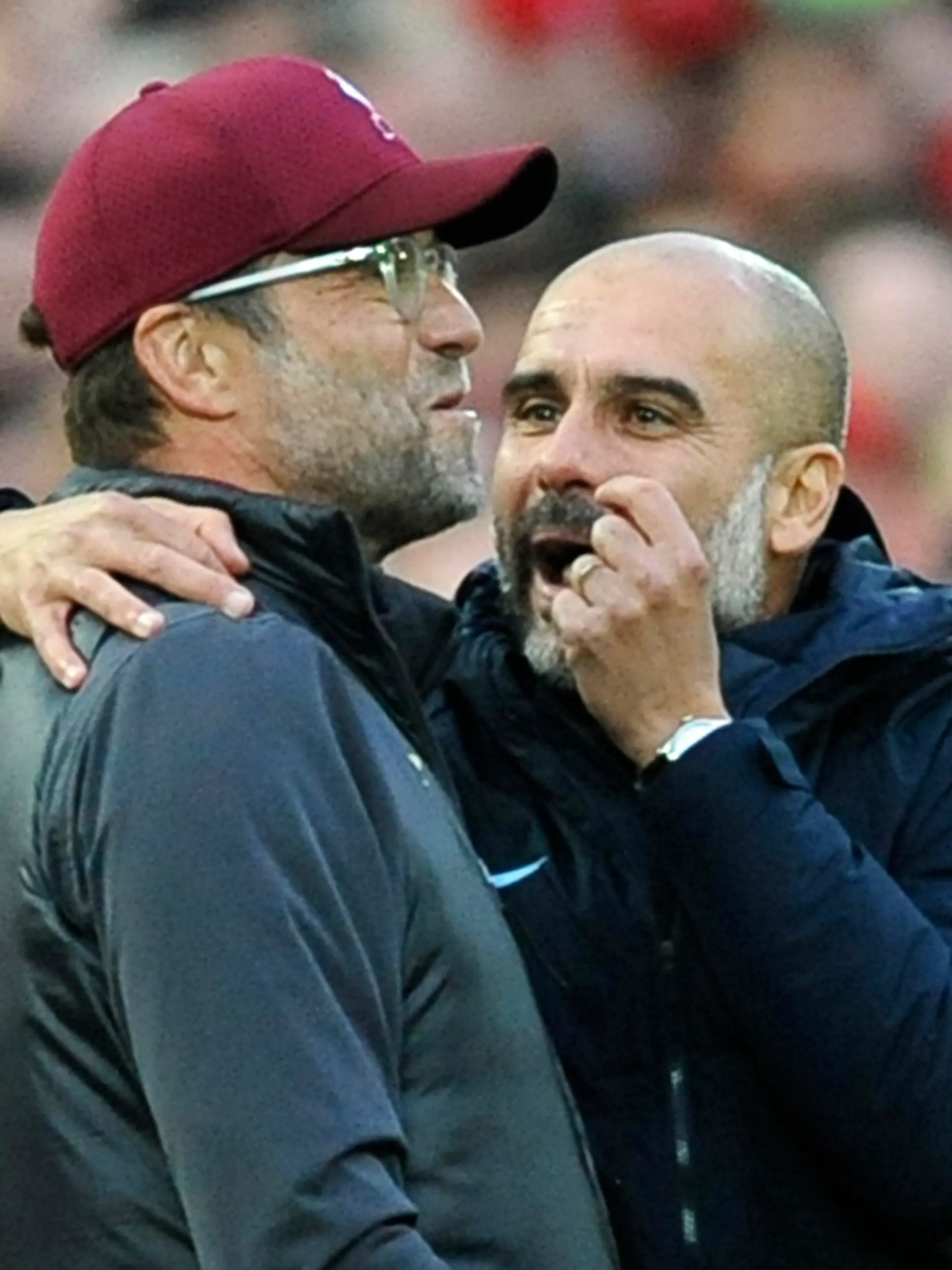 ARCHIV - 07.10.2018, Großbritannien, Liverpool: Fußball: Premier League, England, 8. Spieltag, FC Liverpool - Manchester City im Anfield Stadion. Pep Guardiola (r), Trainer von Manchester City, spricht mit Jürgen Klopp, Trainer des FC Liverpool. In England ist das Top-Duell der Trainer Klopp und Guardiola in diesem Jahr tabellarisch kein Spitzenspiel. Foto: Rui Vieira/AP/dpa +++ dpa-Bildfunk +++
