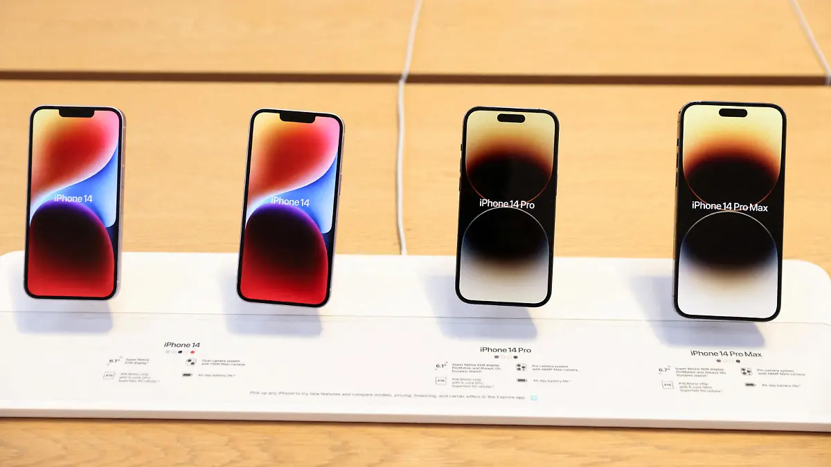 FILE PHOTO: The Apple iPhone 14, The Apple iPhone 14 Pro and the Apple iPhone 14 Pro Max are seen at the Apple Fifth Avenue store in Manhattan, New York City, U.S., September 16, 2022. REUTERS/Andrew Kelly/File Photo