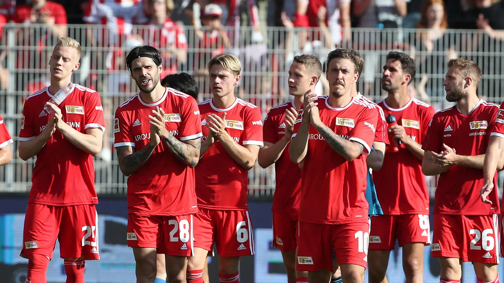  vorn Christopher Trimmel, Max Kruse, Union Mannschaft nach Unentschieden auf der Ehrenrunde zu den Fans klatschend / / Fußball Fussball / 1.Bundesliga Herren DFL / Saison 2021/2022 / 14.08.2021 / 1.FC Union Berlin FCU vs. Bayer 04 Leverkusen / DFL regulations prohibit any use of photographs as image sequences and/or quasi-video. / *** front Christopher Trimmel, Max Kruse, Union team clapping to fans after draw on lap of honour Sports Football Soccer 1 Bundesliga Men DFL Season 2021 2022 14 08 2021 1 FC Union Berlin FCU vs Bayer 04 Leverkusen DFL regulations prohibit any use of photographs as image sequences and or quasi video