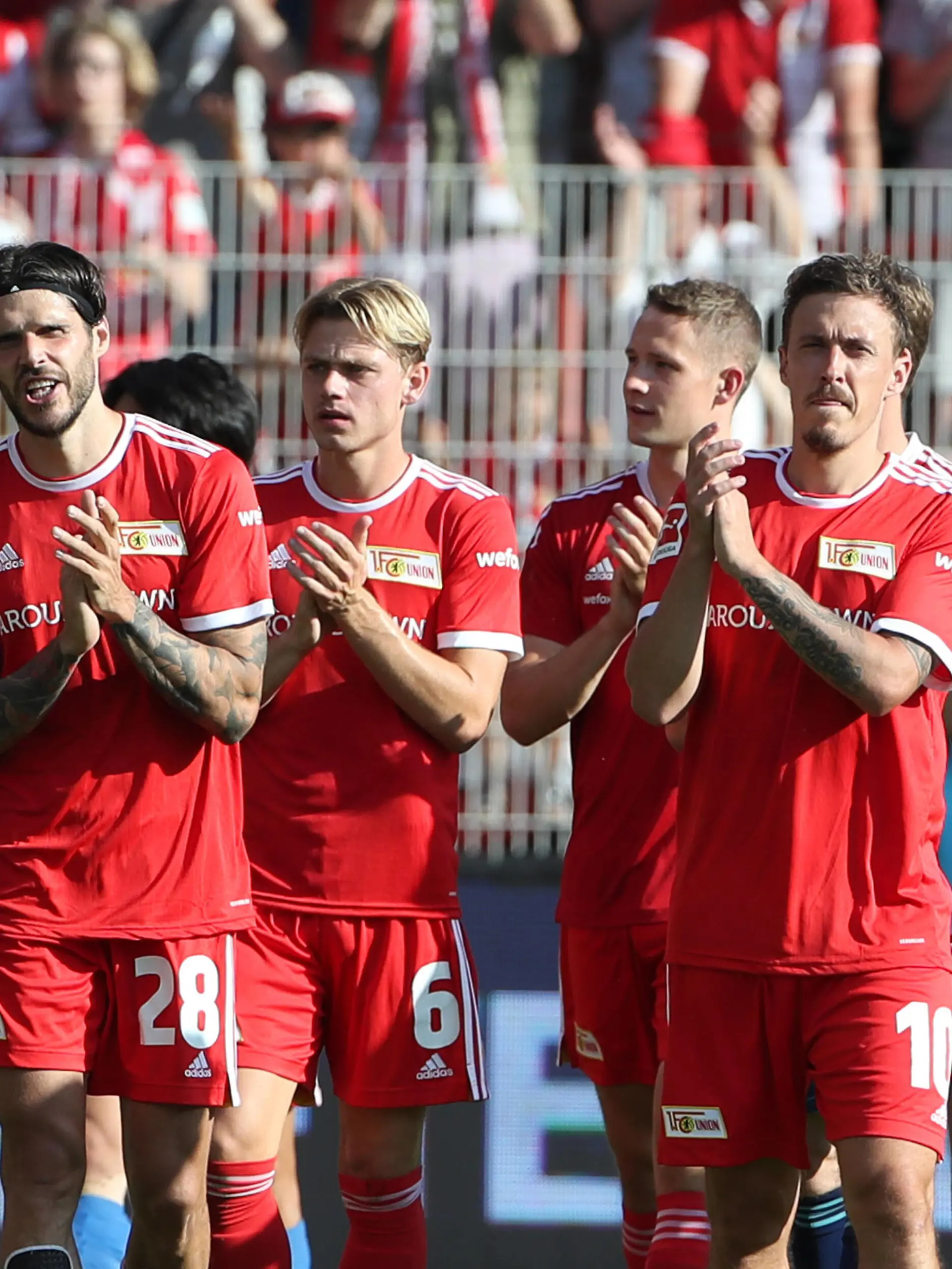  vorn Christopher Trimmel, Max Kruse, Union Mannschaft nach Unentschieden auf der Ehrenrunde zu den Fans klatschend / / Fußball Fussball / 1.Bundesliga Herren DFL / Saison 2021/2022 / 14.08.2021 / 1.FC Union Berlin FCU vs. Bayer 04 Leverkusen / DFL regulations prohibit any use of photographs as image sequences and/or quasi-video. / *** front Christopher Trimmel, Max Kruse, Union team clapping to fans after draw on lap of honour Sports Football Soccer 1 Bundesliga Men DFL Season 2021 2022 14 08 2021 1 FC Union Berlin FCU vs Bayer 04 Leverkusen DFL regulations prohibit any use of photographs as image sequences and or quasi video