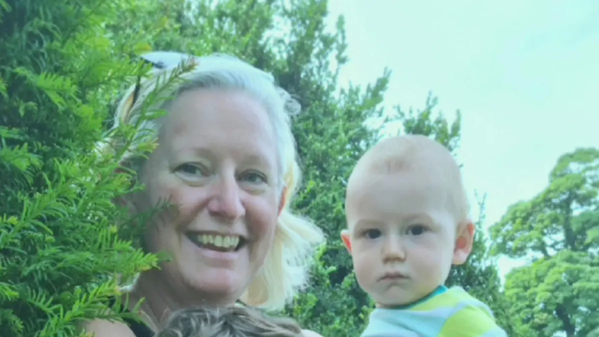 Die 48-jährige Kate Lowe ist bereits Mutter, steht mit beiden Beinen im Leben und versorgt den einjährigen Sohn Elliot.