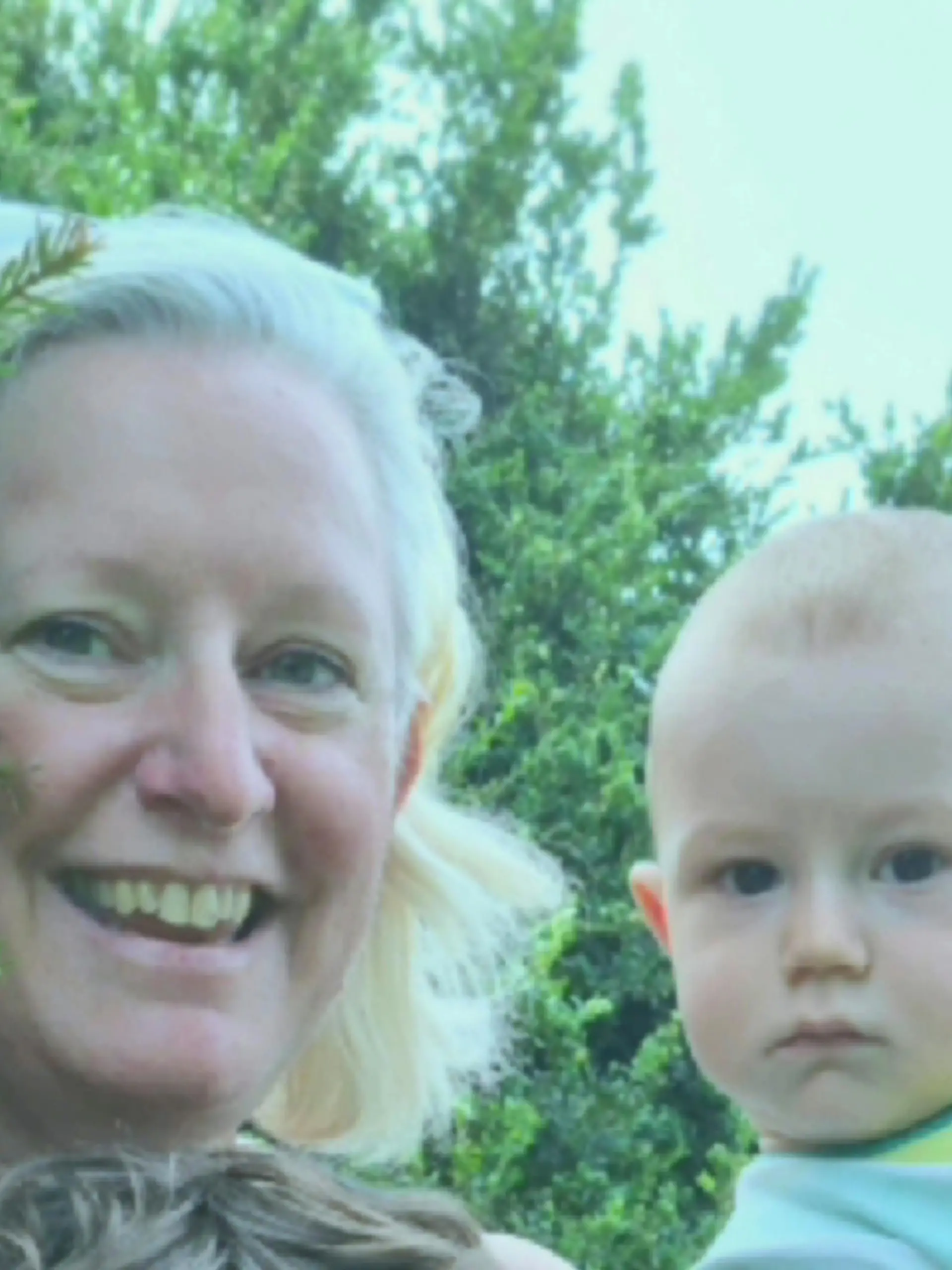 Die 48-jährige Kate Lowe ist bereits Mutter, steht mit beiden Beinen im Leben und versorgt den einjährigen Sohn Elliot.
