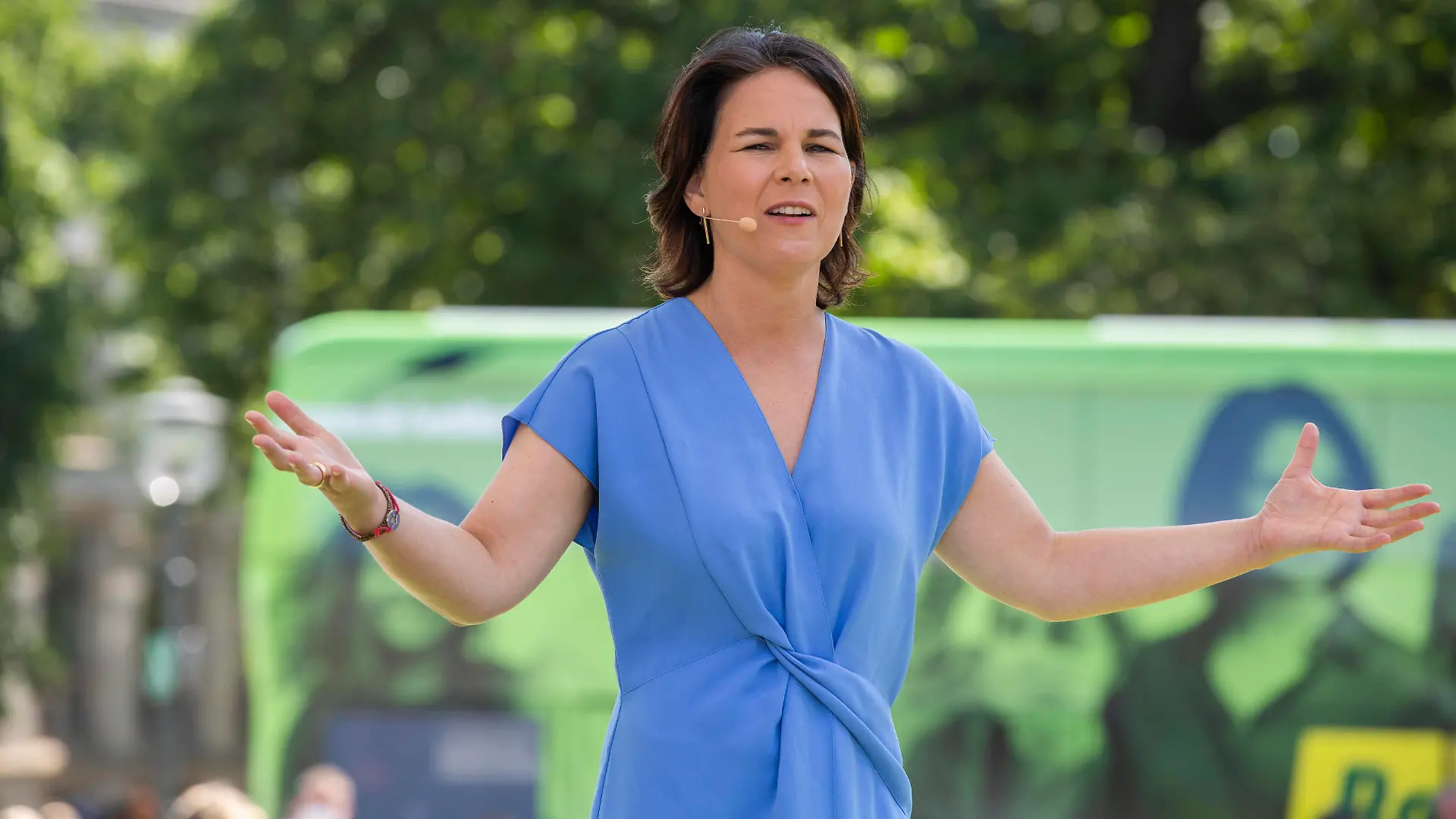 Wahlkampftour von Annalena Baerbock Kanzlerkandidatin der Grünen, Annalena Baerbock tritt während ihrer Wahlkampftour, begleitet von weiteren Kandidaten zur Bundestags- und Kommunalwahl, auf dem Opernplatz in Hannover auf. Deutschland, Niedersachsen, Hannover, 14.08.2021 *** Campaign tour of Annalena Baerbock candidate for chancellor of the Green Party, Annalena Baerbock performs during her campaign tour, accompanied by other candidates for the federal and local elections, at the Opernplatz in Hannover Germany, Lower Saxony, Hannover, 14 08 2021