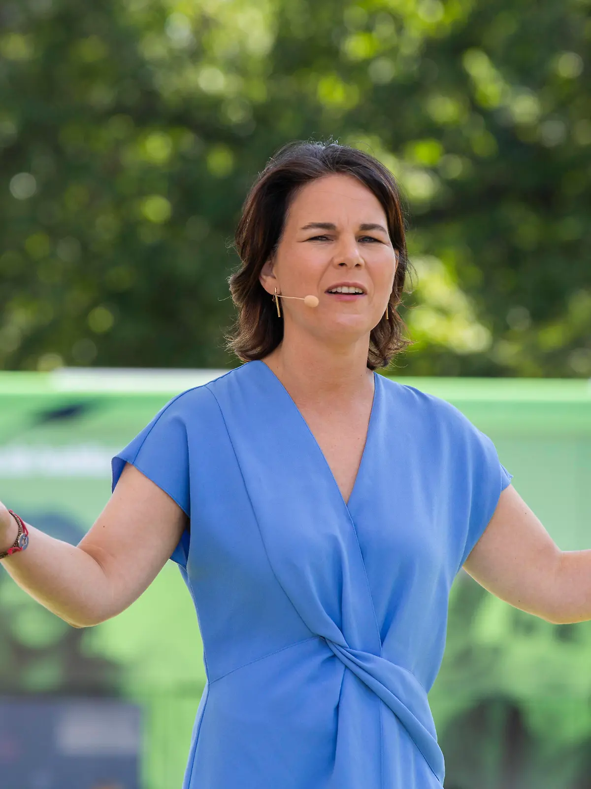  Wahlkampftour von Annalena Baerbock Kanzlerkandidatin der Grünen, Annalena Baerbock tritt während ihrer Wahlkampftour, begleitet von weiteren Kandidaten zur Bundestags- und Kommunalwahl, auf dem Opernplatz in Hannover auf. Deutschland, Niedersachsen, Hannover, 14.08.2021 *** Campaign tour of Annalena Baerbock candidate for chancellor of the Green Party, Annalena Baerbock performs during her campaign tour, accompanied by other candidates for the federal and local elections, at the Opernplatz in Hannover Germany, Lower Saxony, Hannover, 14 08 2021