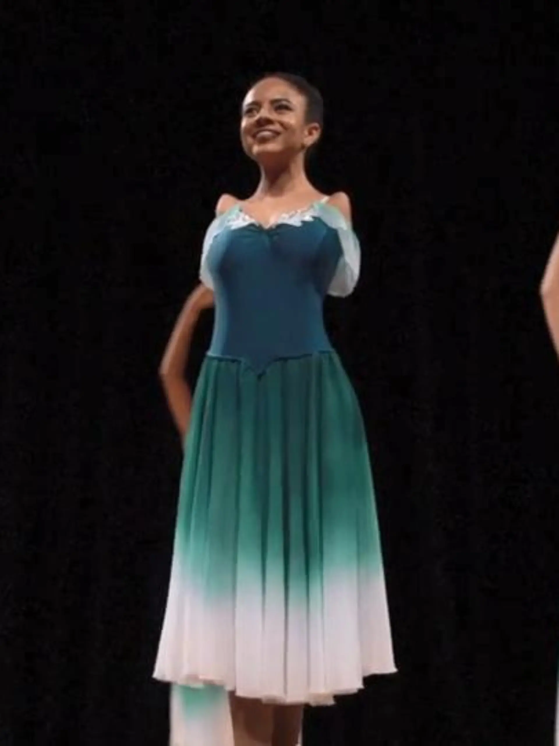 Trotz ihres Handicaps, ohne Arme geboren worden zu sein, ist Vitória heute eine ausgebildete Ballerina.