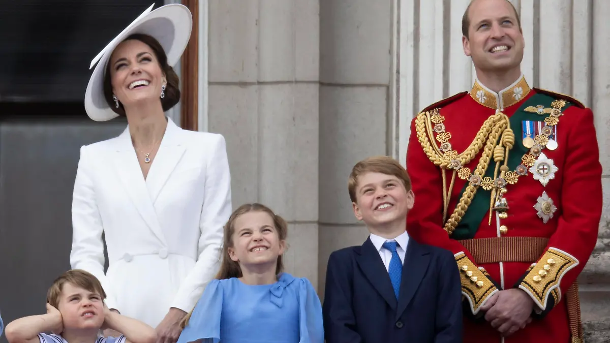 . 02/06/2022. London, United Kingdom. Queen Elizabeth II and members of The Royal Family including Prince William and Kate Middleton with their children Prince George, Princess Charlotte and Prince Louis watch a flypast from the balcony of Buckingham Palace in London during Trooping the Colour, on the first day of the Platinum Jubilee celebrations . PUBLICATIONxINxGERxSUIxAUTxHUNxONLY xStephenxLockx/xi-Imagesx IIM-23471-0066