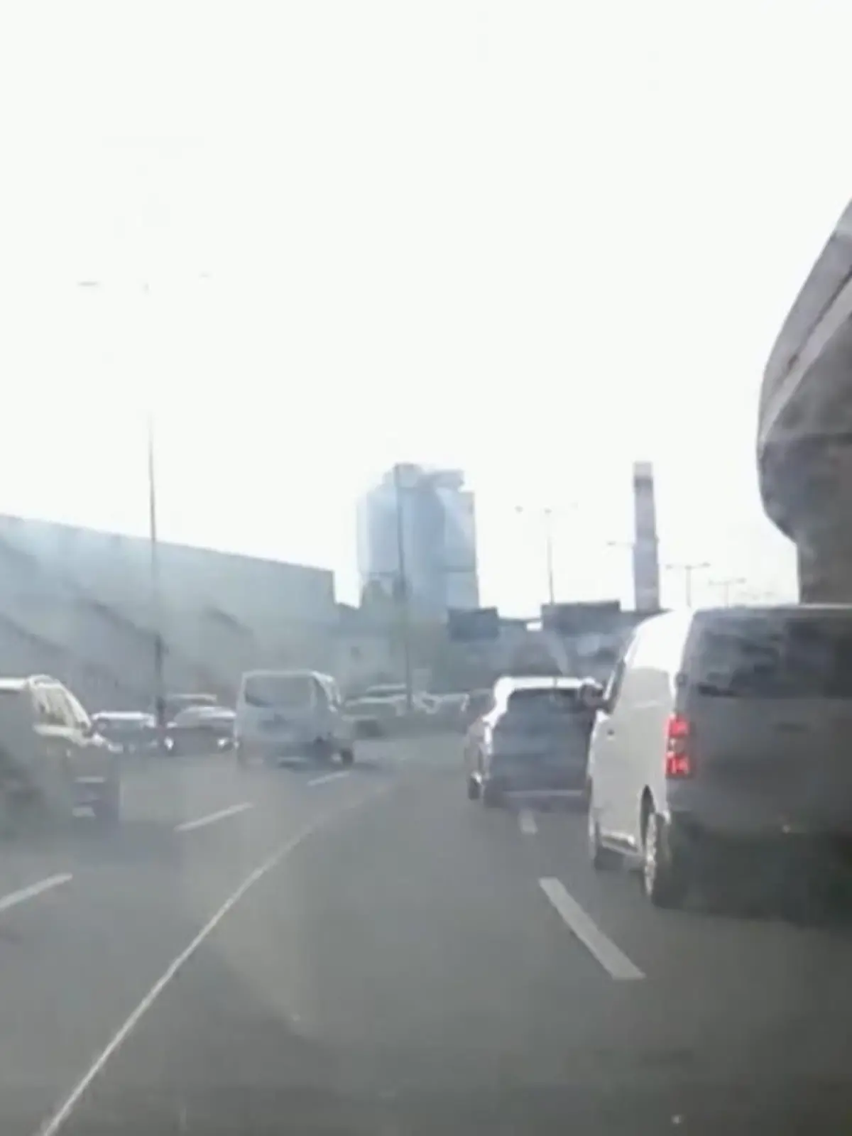 Eine dreispurige Autobahn lahmlegen? Für die Klimakleber fast schon Alltag. Welches Risiko sie dafür eingehen und wie gefährlich das Ausbremsen für die anderen Verkehrsteilnehmer werden kann - das zeigen wir Ihnen im Video.