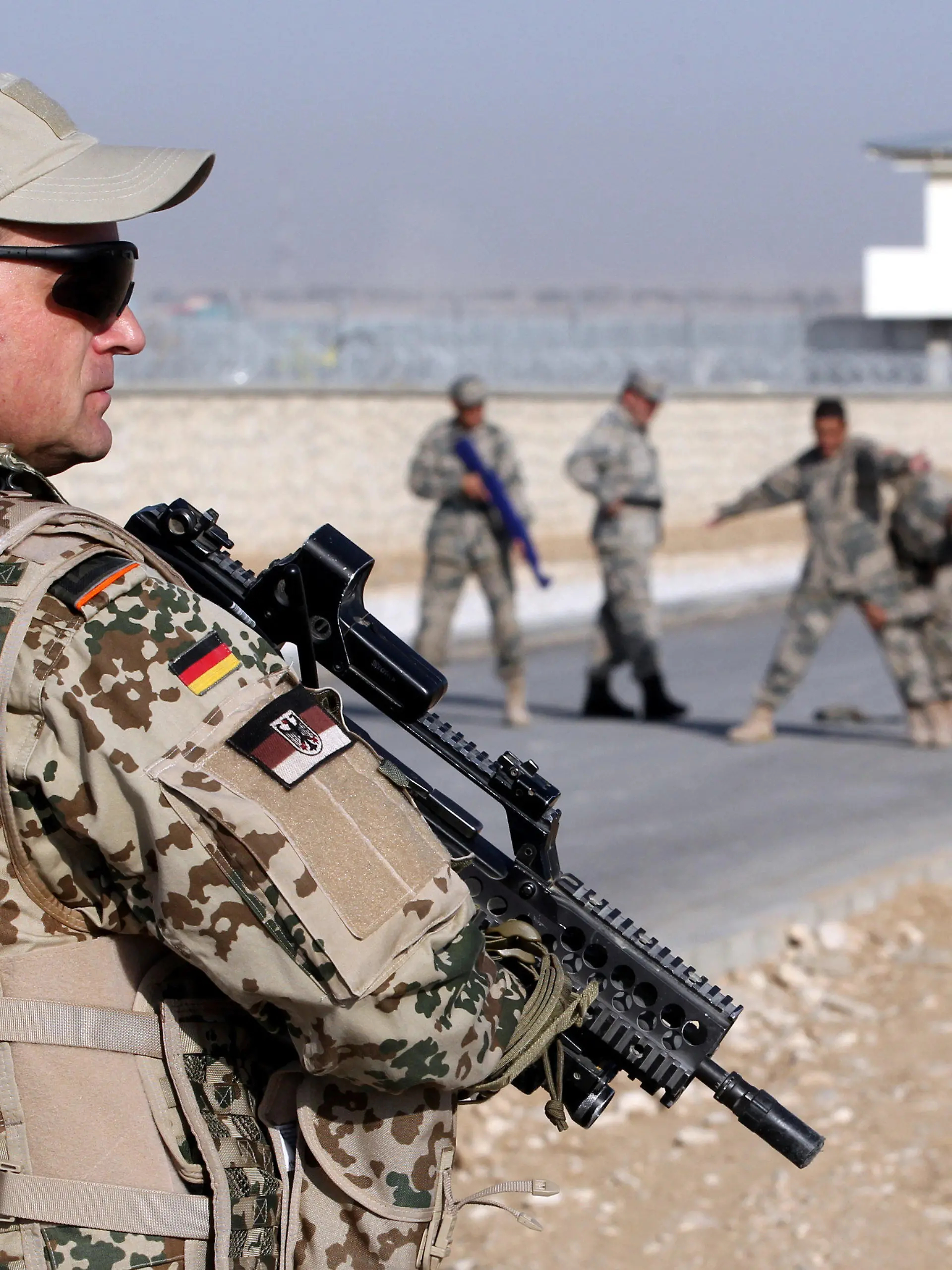 ARCHIV - Ein Soldat der Bundeswehr sichert am 17.10.2011 auf dem Gelände des Police-Trainings-Camps (PTC) in Masar-i Scharif in Afghanistan die Umgebung. Nach Angaben von NATO-Generalsekretär Stoltenberg soll die Zahl der NATO-Soldaten zur Ausbildung afghanischer Sicherheitskräfte im kommenden Jahr von etwa 13 000 auf rund 16 000 steigen. Ob sich Deutschland in größerem Maße beteiligen wird, ist unklar.(zu dpa "Nato bestätigt deutliche Truppenaufstockung in Afghanistan" vom 07.11.2017) Foto: Wolfgang Kumm/dpa +++(c) dpa - Bildfunk+++