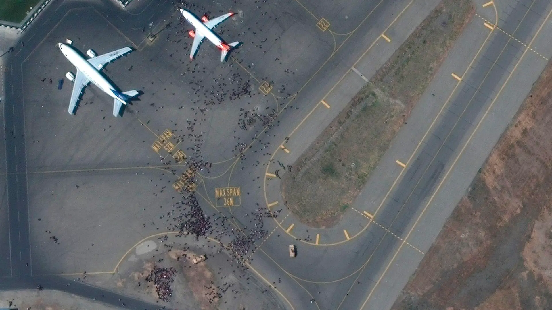 dpatopbilder - HANDOUT - 16.08.2021, Afghanistan, Kabul: Das Satellitenfoto zeigt Menschenmengen auf dem Rollfeld des Kabul International Airport. Im verzweifelten Versuch, nach der Machtübernahme der militant-islamistischen Taliban aus dem Land zu fliehen, sind Tausende von Menschen auf den Flughafen der afghanischen Hauptstadt geströmt und auf das Rollfeld gedrängt. Foto: Satellite Image ©2021/Maxar Technologies /AP/dpa - ACHTUNG: Nur zur redaktionellen Verwendung im Zusammenhang mit der aktuellen Berichterstattung innerhalb der nächsten 14 Tage und nur mit vollständiger Nennung des vorstehenden Credits +++ dpa-Bildfunk +++