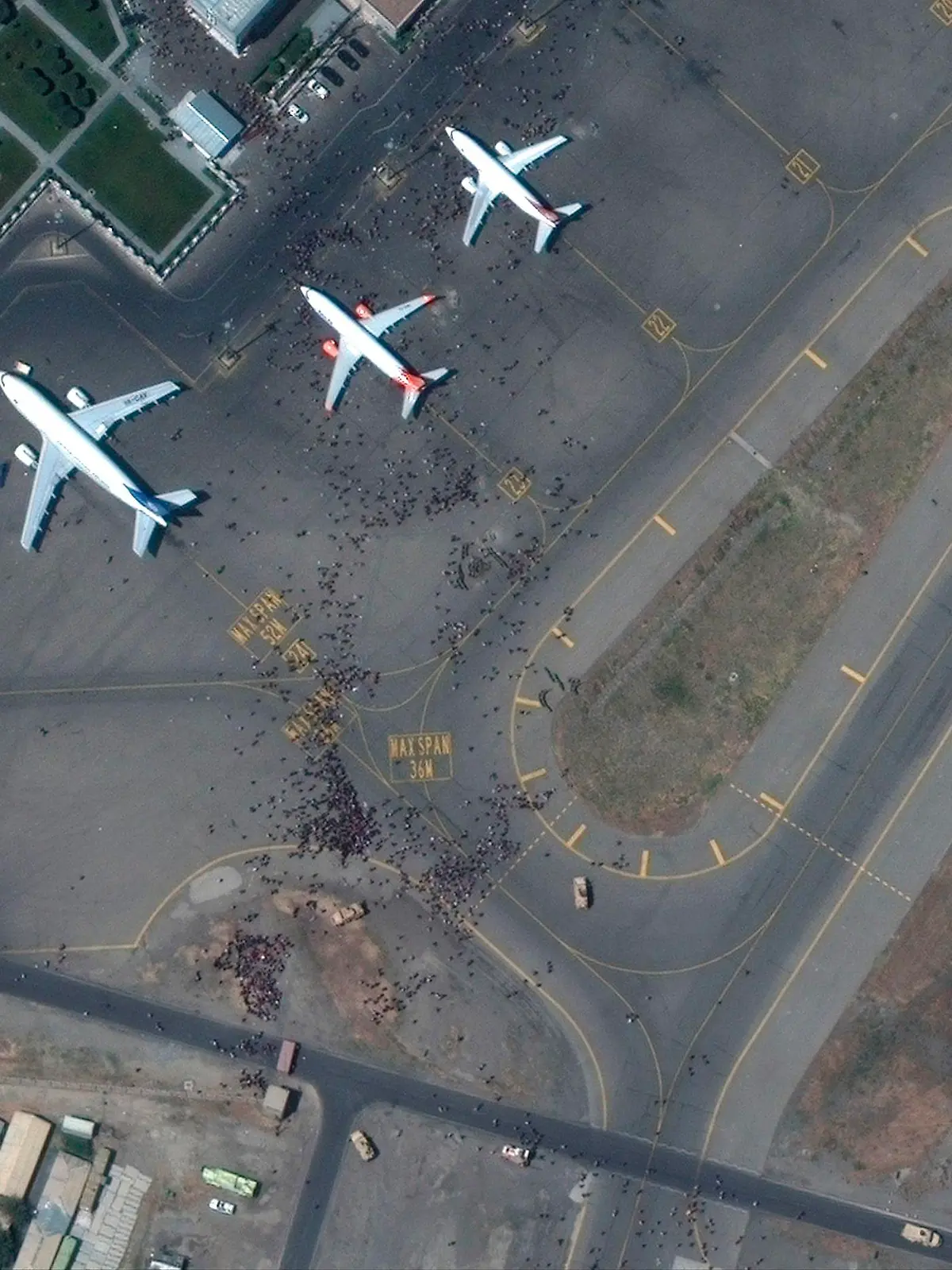 dpatopbilder - HANDOUT - 16.08.2021, Afghanistan, Kabul: Das Satellitenfoto zeigt Menschenmengen auf dem Rollfeld des Kabul International Airport. Im verzweifelten Versuch, nach der Machtübernahme der militant-islamistischen Taliban aus dem Land zu fliehen, sind Tausende von Menschen auf den Flughafen der afghanischen Hauptstadt geströmt und auf das Rollfeld gedrängt. Foto: Satellite Image ©2021/Maxar Technologies /AP/dpa - ACHTUNG: Nur zur redaktionellen Verwendung im Zusammenhang mit der aktuellen Berichterstattung innerhalb der nächsten 14 Tage und nur mit vollständiger Nennung des vorstehenden Credits +++ dpa-Bildfunk +++