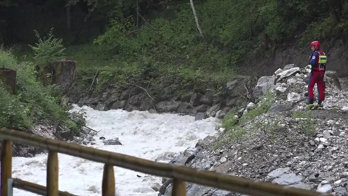 In Süddeutschland sorgt gewittriger Dauerregen. Dramatische Stunden erleben aktuell Wanderer, Urlauber und Retter an der Zugspitze. Eine Sturzflut hat zahlreiche Wanderer in der Höllentalklamm mitgerissen.