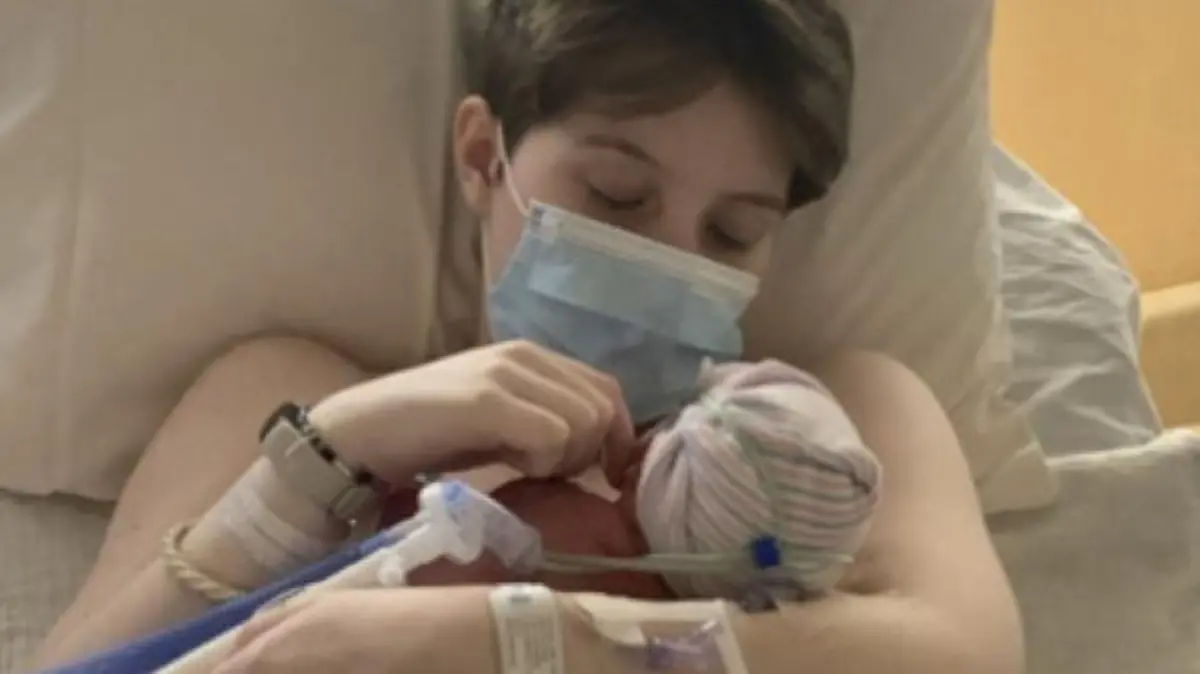 Sav mit seinem neugeborenen Baby Eden