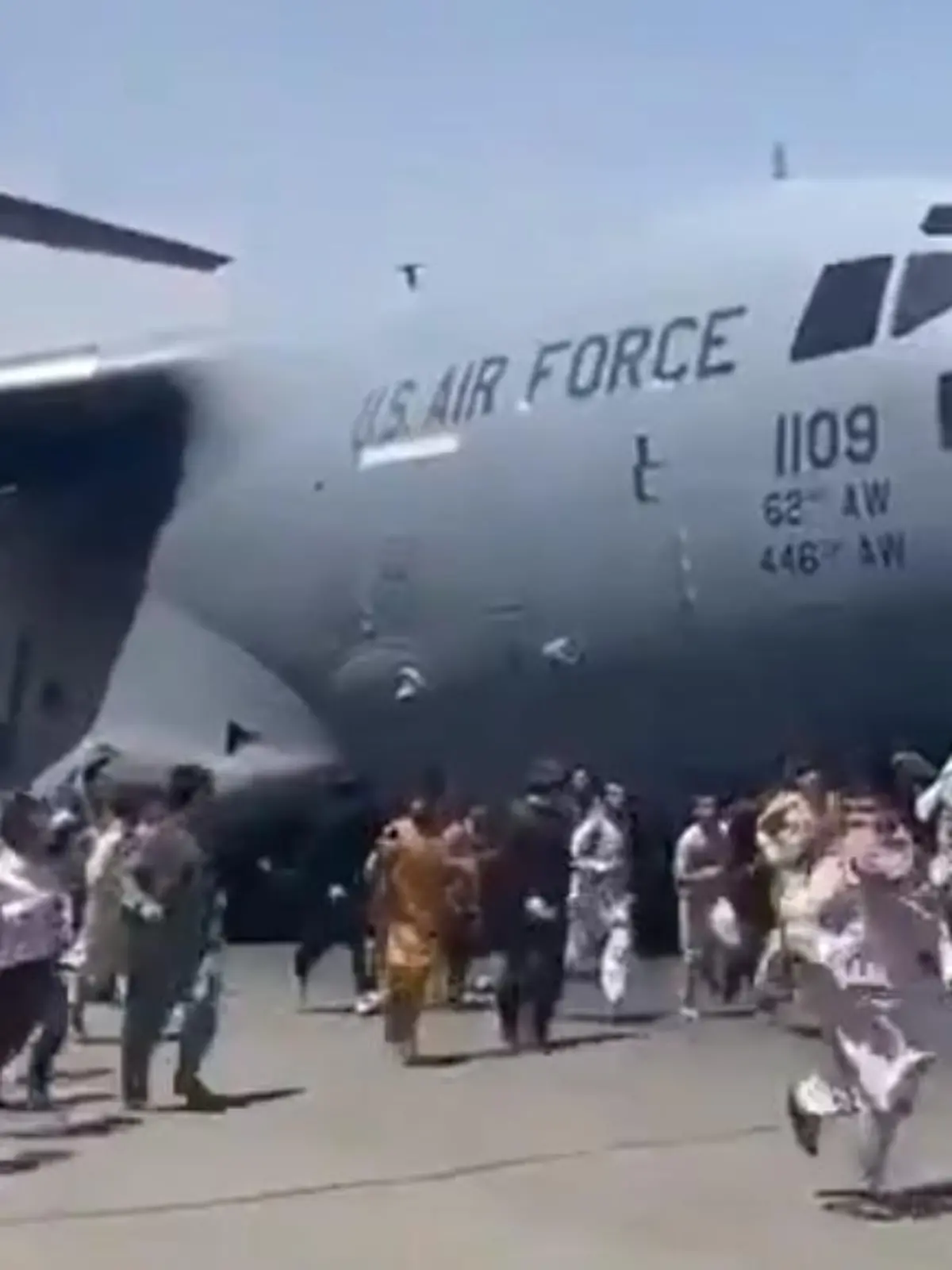Zahlreiche Menschen versuchten am Flughafen von Kabul, sich an einem abhebenden Flugzeug festzuklammern.