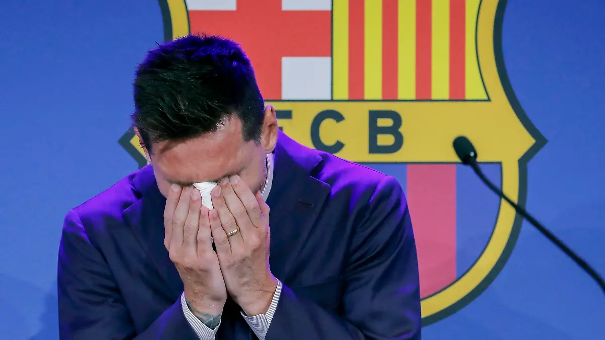 Sport Bilder des Tages Argentine forward Lionel Messi gets emotional during a press conference, PK, Pressekonferenz to explain his version of the reasons for his departure from Barcelona FC in Barcelona, Spain, 08 Augut 2021. Messi addresses press conference ACHTUNG: NUR REDAKTIONELLE NUTZUNG PUBLICATIONxINxGERxSUIxAUTxONLY Copyright: xAndreuxDalmaux GRAF1068 20210808-f2232063fd4553bc4180c2aaad12614178094f23