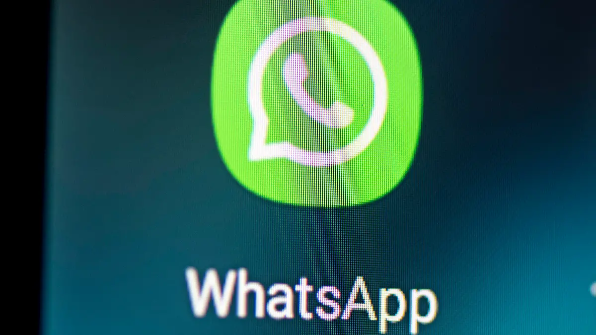 ARCHIV - 28.04.2021, Berlin: Auf dem Bildschirm eines Smartphones sieht man das Logo der Messenger-App Whatsapp. WhatsApp lässt künftig Fotos verschicken, die vom Empfänger nur einmal angesehen werden können. (zu dpa: «WhatsApp führt Fotos zur Einmalansicht ein») Foto: Fabian Sommer/dpa +++ dpa-Bildfunk +++