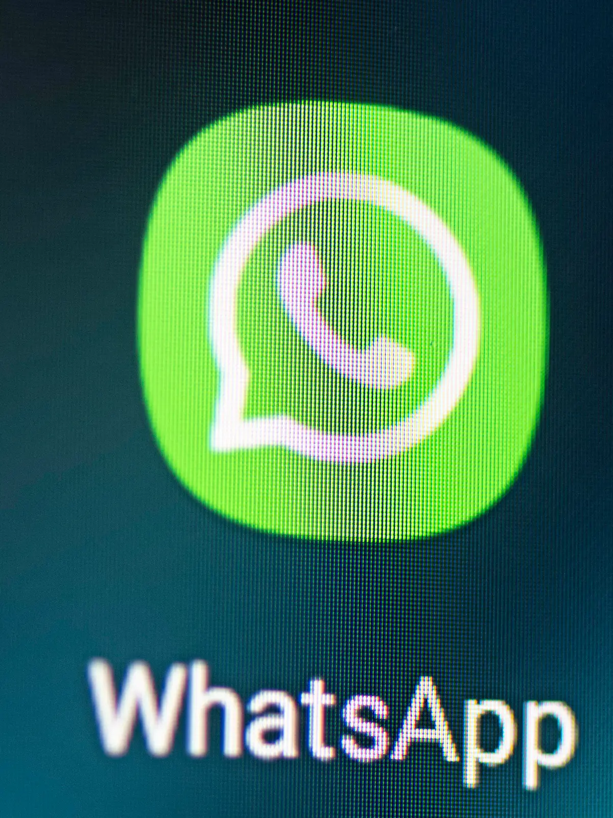 ARCHIV - 28.04.2021, Berlin: Auf dem Bildschirm eines Smartphones sieht man das Logo der Messenger-App Whatsapp. WhatsApp lässt künftig Fotos verschicken, die vom Empfänger nur einmal angesehen werden können. (zu dpa: «WhatsApp führt Fotos zur Einmalansicht ein») Foto: Fabian Sommer/dpa +++ dpa-Bildfunk +++