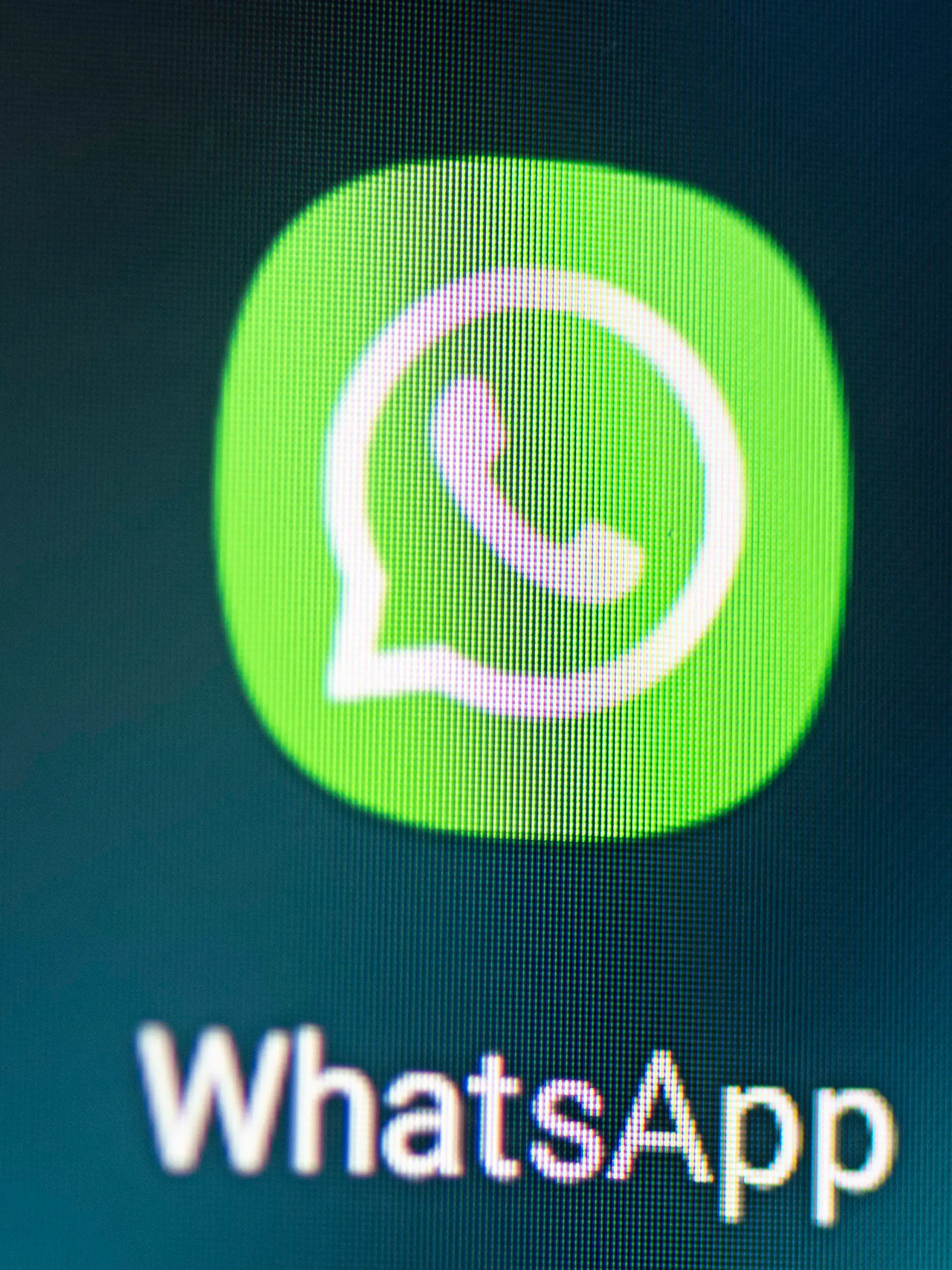 ARCHIV - 28.04.2021, Berlin: Auf dem Bildschirm eines Smartphones sieht man das Logo der Messenger-App Whatsapp. WhatsApp lässt künftig Fotos verschicken, die vom Empfänger nur einmal angesehen werden können. (zu dpa: «WhatsApp führt Fotos zur Einmalansicht ein») Foto: Fabian Sommer/dpa +++ dpa-Bildfunk +++