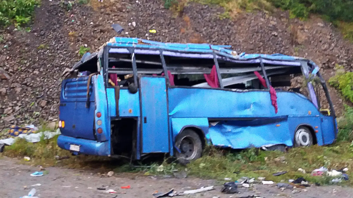 HANDOUT - 25.08.2018, Bulgarien, Svoge: In diesem Handout-Foto des bulgarischen Innenministeriums steht das Wrack eines Busses am Fuß eines Anhangs, den er zuvor hinabgestürzt war. Bei dem Unglück sind nach Angaben des bulgarischen Gesundheitsministers mindestens 15 Menschen getötet und 27 andere verletzt worden. Foto: -/AP/dpa - ACHTUNG: Nur zur redaktionellen Verwendung im Zusammenhang mit der aktuellen Berichterstattung und nur mit vollständiger Nennung des vorstehenden Credits +++ dpa-Bildfunk +++