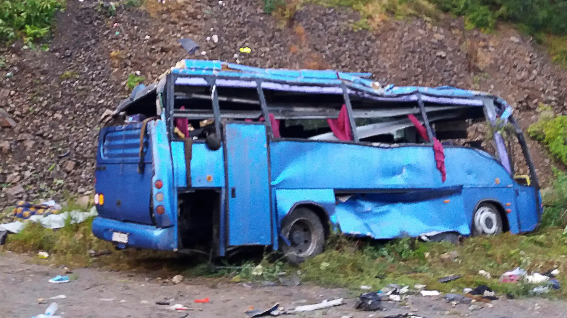 HANDOUT - 25.08.2018, Bulgarien, Svoge: In diesem Handout-Foto des bulgarischen Innenministeriums steht das Wrack eines Busses am Fuß eines Anhangs, den er zuvor hinabgestürzt war. Bei dem Unglück sind nach Angaben des bulgarischen Gesundheitsministers mindestens 15 Menschen getötet und 27 andere verletzt worden. Foto: -/AP/dpa - ACHTUNG: Nur zur redaktionellen Verwendung im Zusammenhang mit der aktuellen Berichterstattung und nur mit vollständiger Nennung des vorstehenden Credits +++ dpa-Bildfunk +++