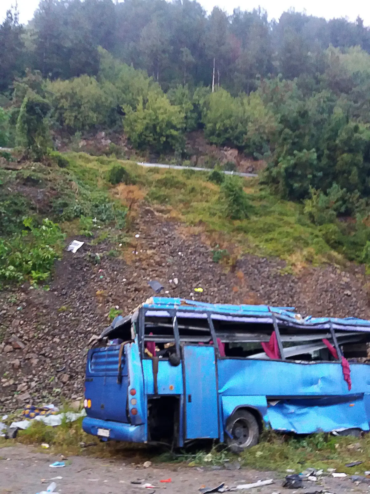 HANDOUT - 25.08.2018, Bulgarien, Svoge: In diesem Handout-Foto des bulgarischen Innenministeriums steht das Wrack eines Busses am Fuß eines Anhangs, den er zuvor hinabgestürzt war. Bei dem Unglück sind nach Angaben des bulgarischen Gesundheitsministers mindestens 15 Menschen getötet und 27 andere verletzt worden. Foto: -/AP/dpa - ACHTUNG: Nur zur redaktionellen Verwendung im Zusammenhang mit der aktuellen Berichterstattung und nur mit vollständiger Nennung des vorstehenden Credits +++ dpa-Bildfunk +++