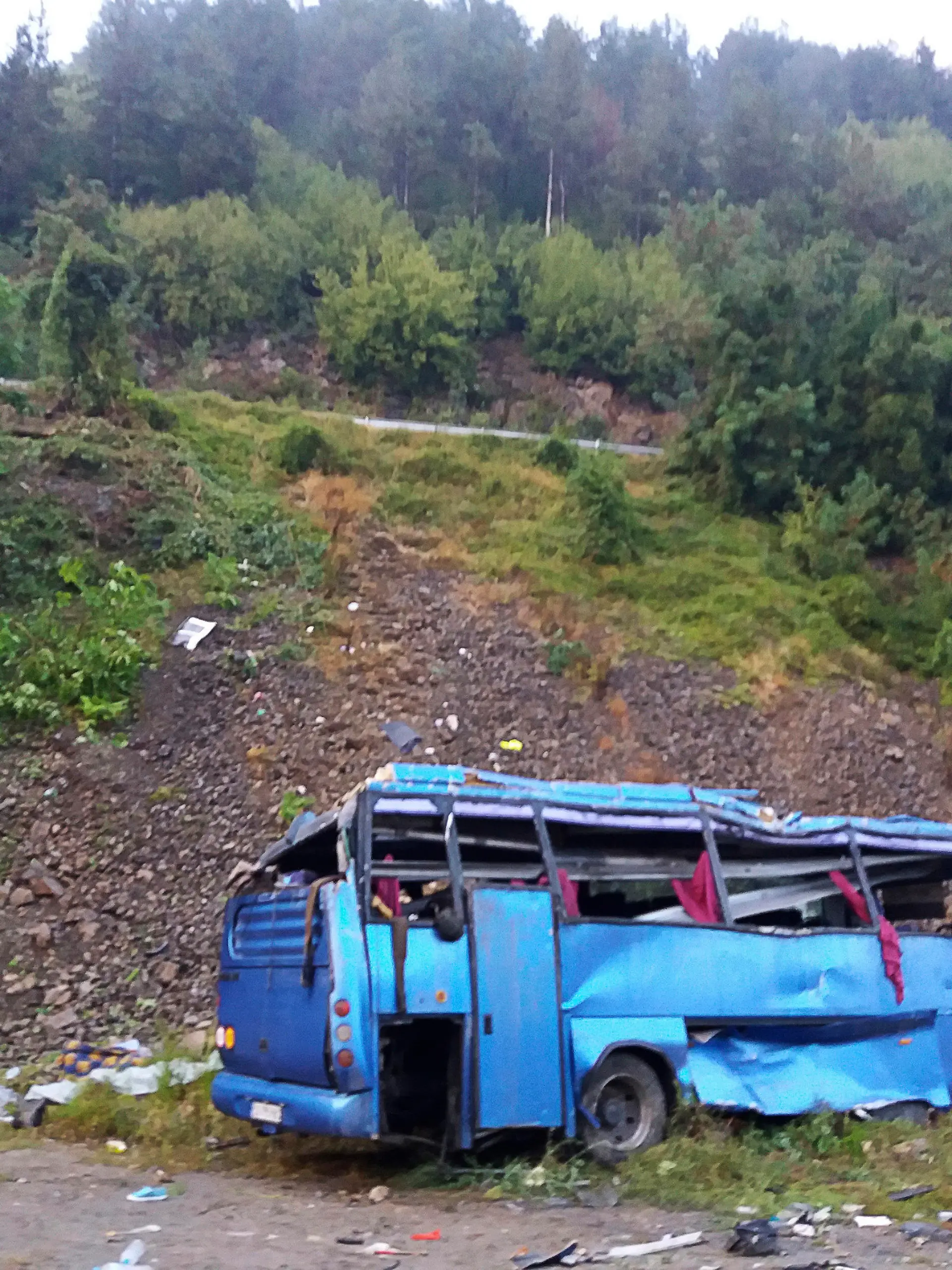 HANDOUT - 25.08.2018, Bulgarien, Svoge: In diesem Handout-Foto des bulgarischen Innenministeriums steht das Wrack eines Busses am Fuß eines Anhangs, den er zuvor hinabgestürzt war. Bei dem Unglück sind nach Angaben des bulgarischen Gesundheitsministers mindestens 15 Menschen getötet und 27 andere verletzt worden. Foto: -/AP/dpa - ACHTUNG: Nur zur redaktionellen Verwendung im Zusammenhang mit der aktuellen Berichterstattung und nur mit vollständiger Nennung des vorstehenden Credits +++ dpa-Bildfunk +++