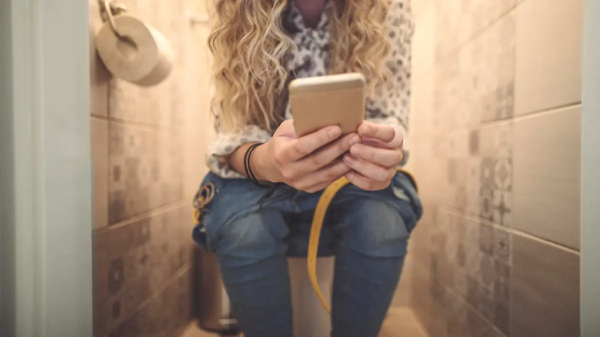 Vor diesem Moment graut es den meisten Frauen: Sich auf einer öffentlichen Toilette auf die Klobrille zu setzen.