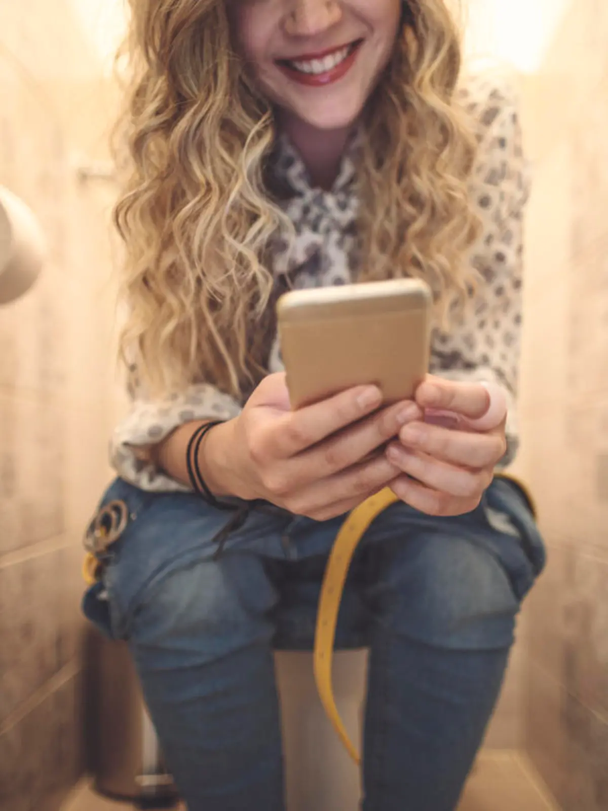 Vor diesem Moment graut es den meisten Frauen: Sich auf einer öffentlichen Toilette auf die Klobrille zu setzen.
