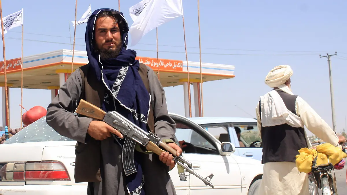A Taliban fighter looks on as he stands at the city of Ghazni, Afghanistan August 14, 2021. REUTERS/Stringer NO RESALES. NO ARCHIVES
