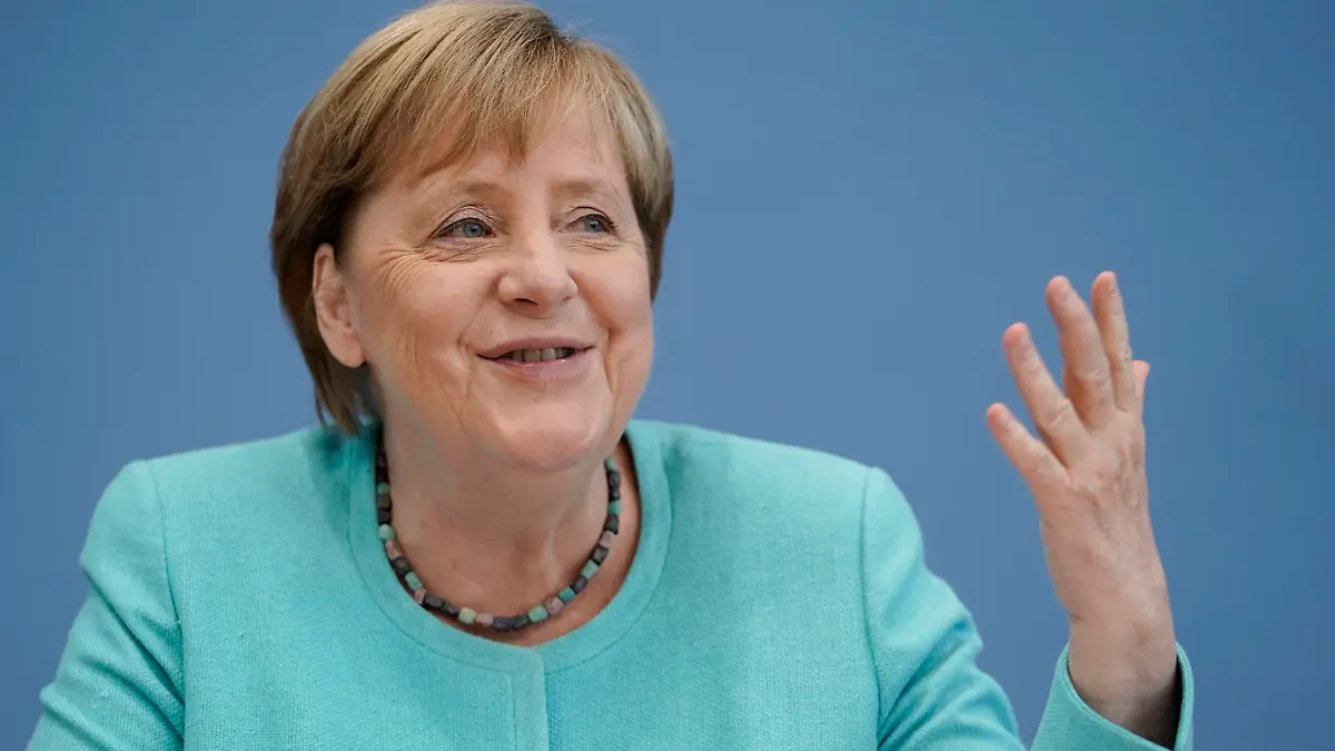 Bundeskanzlerin Dr. Angela Merkel in der Bundespressekonferenz zur Sommer-Pressekonferenz zu Aktuellen Themen der Innen- und Aussenpolitik Aktuell,22.07.2021,Berlin,Bundeskanzlerin Dr. Angela Merkel im Portrait mit besonderer Geste bei der Bundespressekonferenz zur Sommer-Pressekonferenz zu Aktuellen Themen der Innen- und Aussenpolitik Berlin Berlin Deutschland *** Federal Chancellor Dr Angela Merkel at the Federal Press Conference for the Summer Press Conference on Current Issues of Domestic and Foreign Policy News,22 07 2021,Berlin,Federal Chancellor Dr Angela Merkel in portrait with special gesture at the Federal Press Conference for the Summer Press Conference on Current Issues of Domestic and Foreign Policy Berlin Berlin Germany