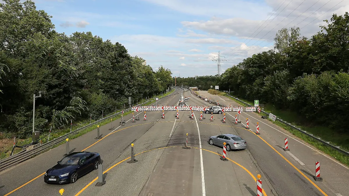  31.07.2021 Wiesbaden, Salzbachtalbrücke Salzbachtalbrücke, 304 Meter lang, Autobahnbrücke der A 66 im Wiesbadener Stadtteil Biebrich, die gesperrt wurde und demnächst gesprengt wird, der Südteil der Brücke wird derzeit stabilisiert, duch die Sperrung gibt es auch Probleme im öffentlichen Nahverkehr *** 31 07 2021 Wiesbaden, Salzbachtalbrücke Salzbachtalbrücke, 304 meters long, motorway bridge of the A 66 in the Wiesbaden district of Biebrich, which has been closed and will soon be blown up, the southern part of the bridge is currently being stabilized, due to the closure there are also problems with public transport