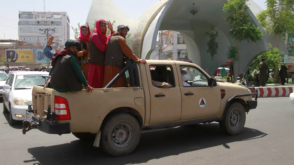 dpatopbilder - 14.08.2021, Afghanistan, Herat: Taliban-Kämpfer sitzen auf der Ladefläche eins Pick-ups. Die militant-islamistischen Taliban setzen ihren Vormarsch in Afghanistan fort und rücken dabei immer näher an die Hauptstadt Kabul heran. Am Samstagmorgen habe es Gefechte um Maidan Schar gegeben, Hauptstadt der rund 35 Kilometer von Kabul gelegenen Provinz Maidan Wardak, sagte die Abgeordnete Akbari der Deutschen Presse-Agentur. Foto: Hamed Sarfarazi/AP/dpa +++ dpa-Bildfunk +++