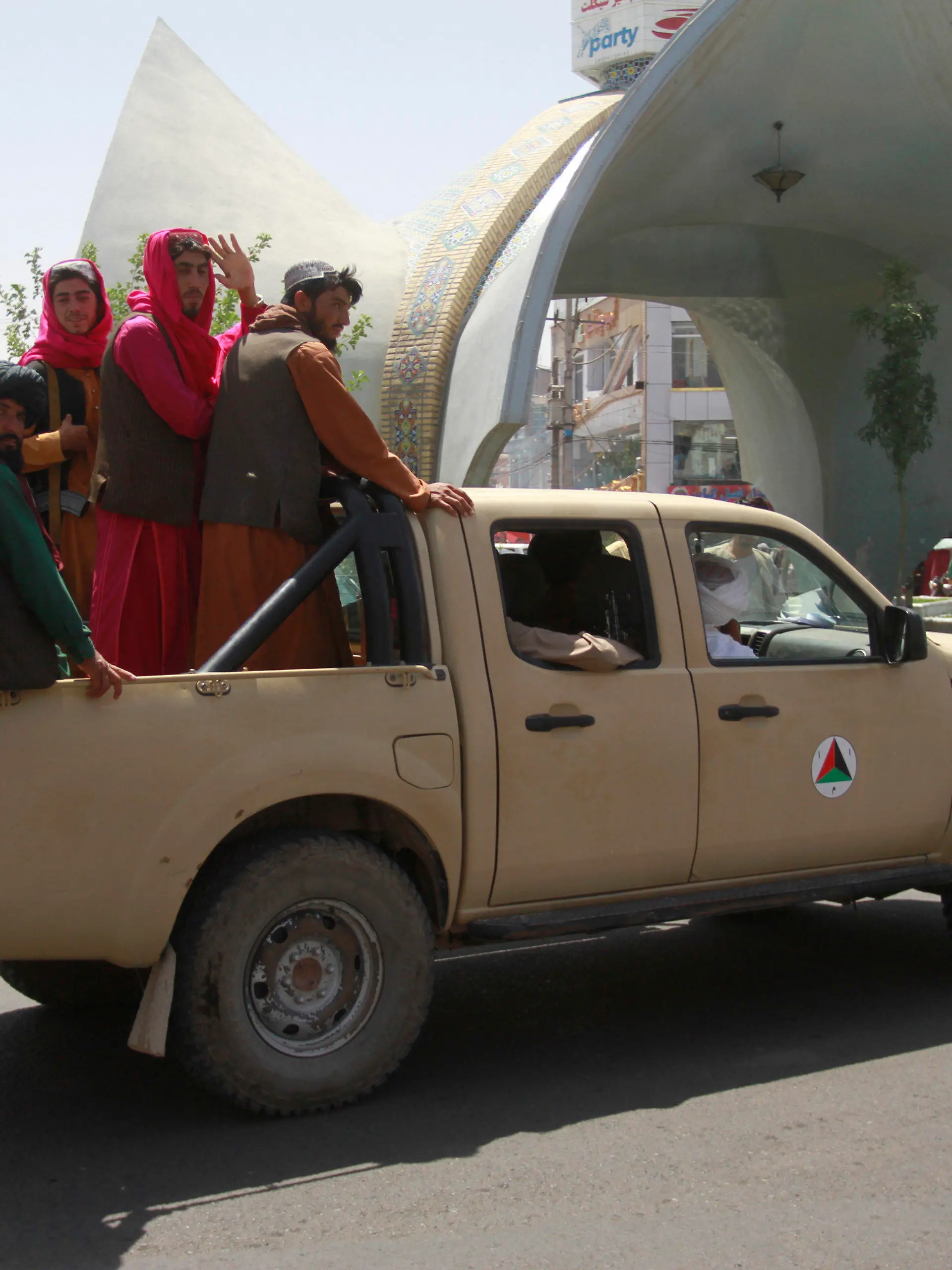 dpatopbilder - 14.08.2021, Afghanistan, Herat: Taliban-Kämpfer sitzen auf der Ladefläche eins Pick-ups. Die militant-islamistischen Taliban setzen ihren Vormarsch in Afghanistan fort und rücken dabei immer näher an die Hauptstadt Kabul heran. Am Samstagmorgen habe es Gefechte um Maidan Schar gegeben, Hauptstadt der rund 35 Kilometer von Kabul gelegenen Provinz Maidan Wardak, sagte die Abgeordnete Akbari der Deutschen Presse-Agentur. Foto: Hamed Sarfarazi/AP/dpa +++ dpa-Bildfunk +++