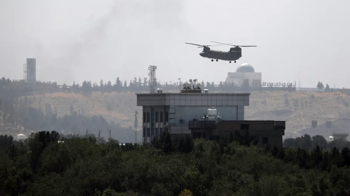 dpatopbilder - 15.08.2021, Afghanistan, Kabul: Ein Hubschrauber der USA von Typ Chinook fliegt über der US-Botschaft in Kabul. Hubschrauber landen auf der US-Botschaft in Kabul und Diplomatenfahrzeuge verlassen das Gelände, während die Taliban auf die afghanische Hauptstadt Kabul vorrücken. US-Präsident Biden schickt wegen des rasanten Vormarsches der islamistischen und militanten Taliban weitere militärische Verstärkung nach Afghanistan. Es handle sich um rund 1000 Soldaten aus der Luftlandedivision der sogenannten 82nd Airborne aus Fort Bragg, hieß es von einem Verteidigungsbeamten in Washington. Foto: Rahmat Gul/AP/dpa +++ dpa-Bildfunk +++