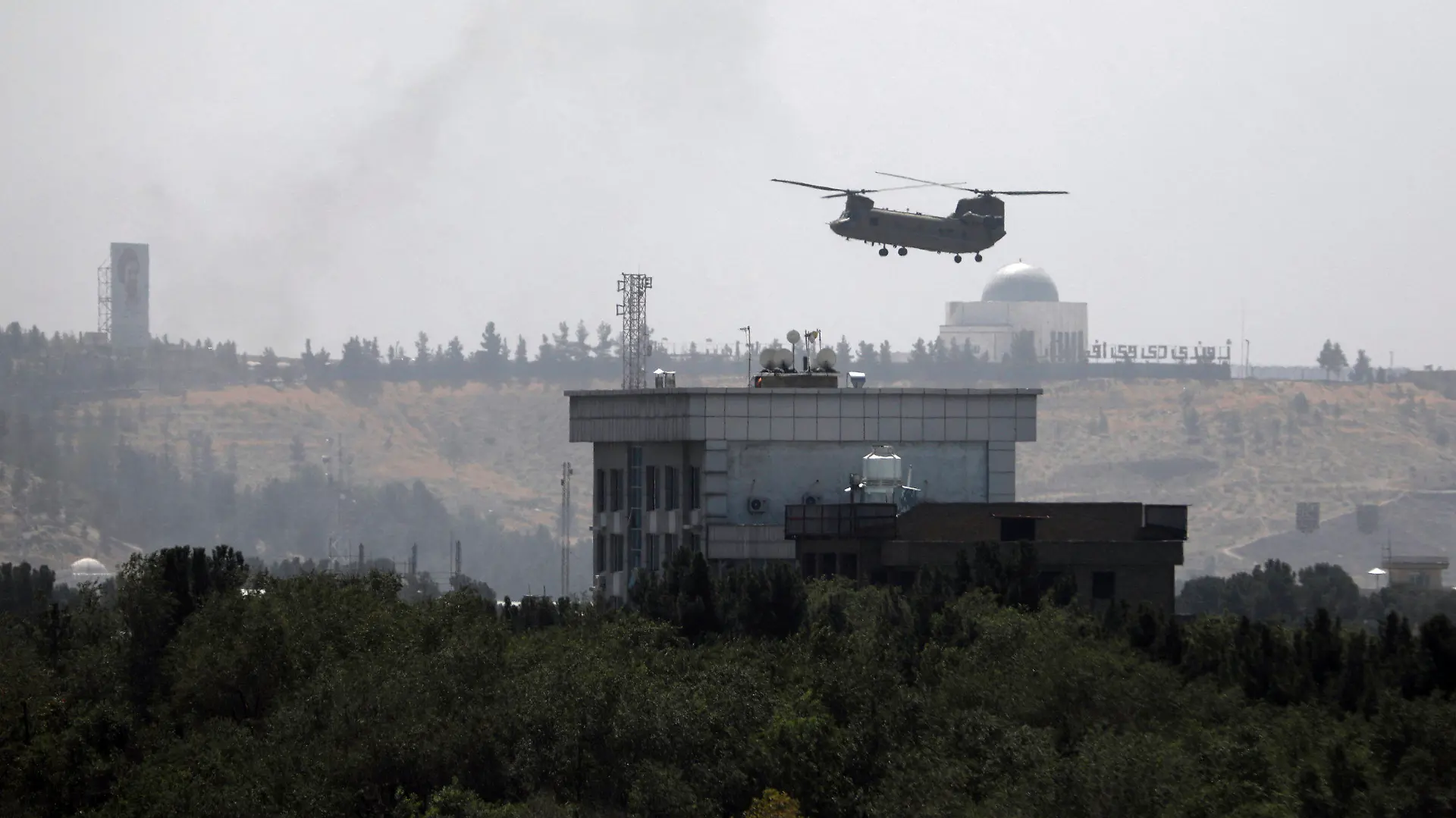 dpatopbilder - 15.08.2021, Afghanistan, Kabul: Ein Hubschrauber der USA von Typ Chinook fliegt über der US-Botschaft in Kabul. Hubschrauber landen auf der US-Botschaft in Kabul und Diplomatenfahrzeuge verlassen das Gelände, während die Taliban auf die afghanische Hauptstadt Kabul vorrücken. US-Präsident Biden schickt wegen des rasanten Vormarsches der islamistischen und militanten Taliban weitere militärische Verstärkung nach Afghanistan. Es handle sich um rund 1000 Soldaten aus der Luftlandedivision der sogenannten 82nd Airborne aus Fort Bragg, hieß es von einem Verteidigungsbeamten in Washington. Foto: Rahmat Gul/AP/dpa +++ dpa-Bildfunk +++