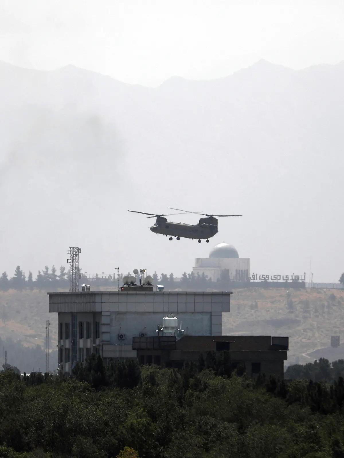 dpatopbilder - 15.08.2021, Afghanistan, Kabul: Ein Hubschrauber der USA von Typ Chinook fliegt über der US-Botschaft in Kabul. Hubschrauber landen auf der US-Botschaft in Kabul und Diplomatenfahrzeuge verlassen das Gelände, während die Taliban auf die afghanische Hauptstadt Kabul vorrücken. US-Präsident Biden schickt wegen des rasanten Vormarsches der islamistischen und militanten Taliban weitere militärische Verstärkung nach Afghanistan. Es handle sich um rund 1000 Soldaten aus der Luftlandedivision der sogenannten 82nd Airborne aus Fort Bragg, hieß es von einem Verteidigungsbeamten in Washington. Foto: Rahmat Gul/AP/dpa +++ dpa-Bildfunk +++