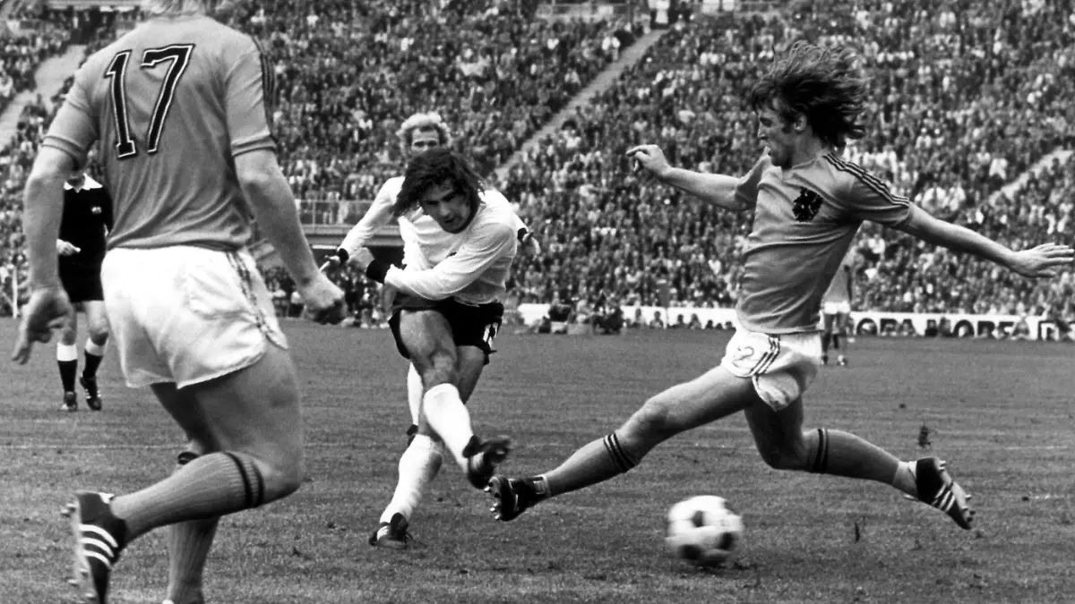 Der deutsche Stürmer Gerd Müller (M) im Finale der Fußball-WM am 7. Juli 1974 in München. Rechts der Niederländer Ruud Kroll. Mit 2:1 Toren konnte sich die Nationalelf der Bundesrepublik in einem spannenden Spiel gegen die Niederlande durchsetzen und nach 1954 zum zweiten Mal den Titel holen.