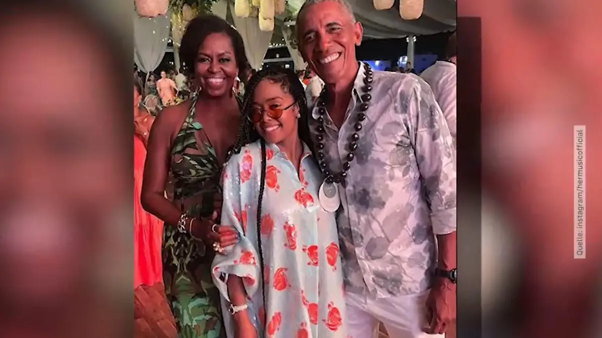 Barack und Michelle Obama mit der Sängerin H.E.R. alias Gabrielle Wilson.